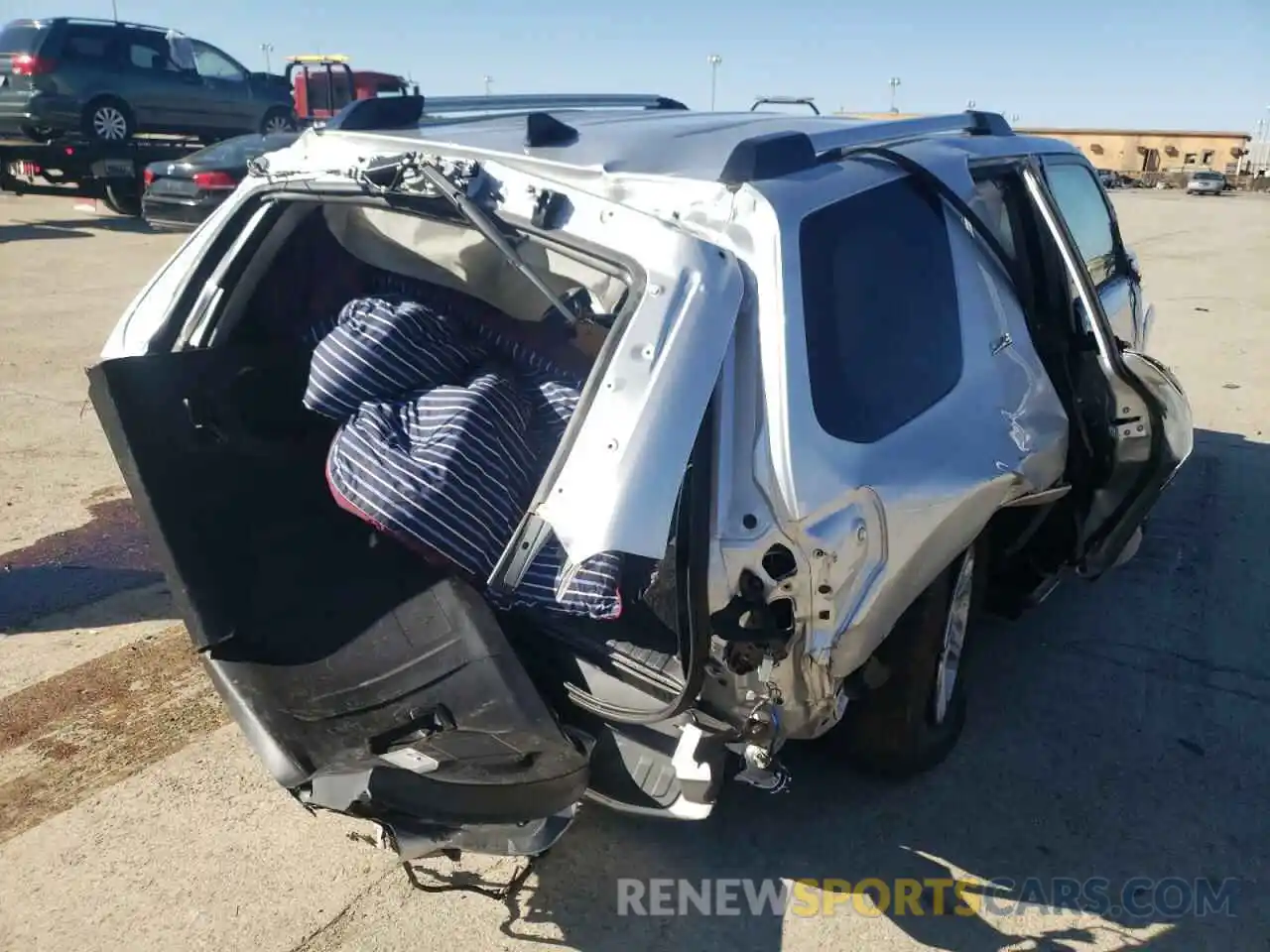 4 Photograph of a damaged car JTEMU5JR6M5923149 TOYOTA 4RUNNER 2021