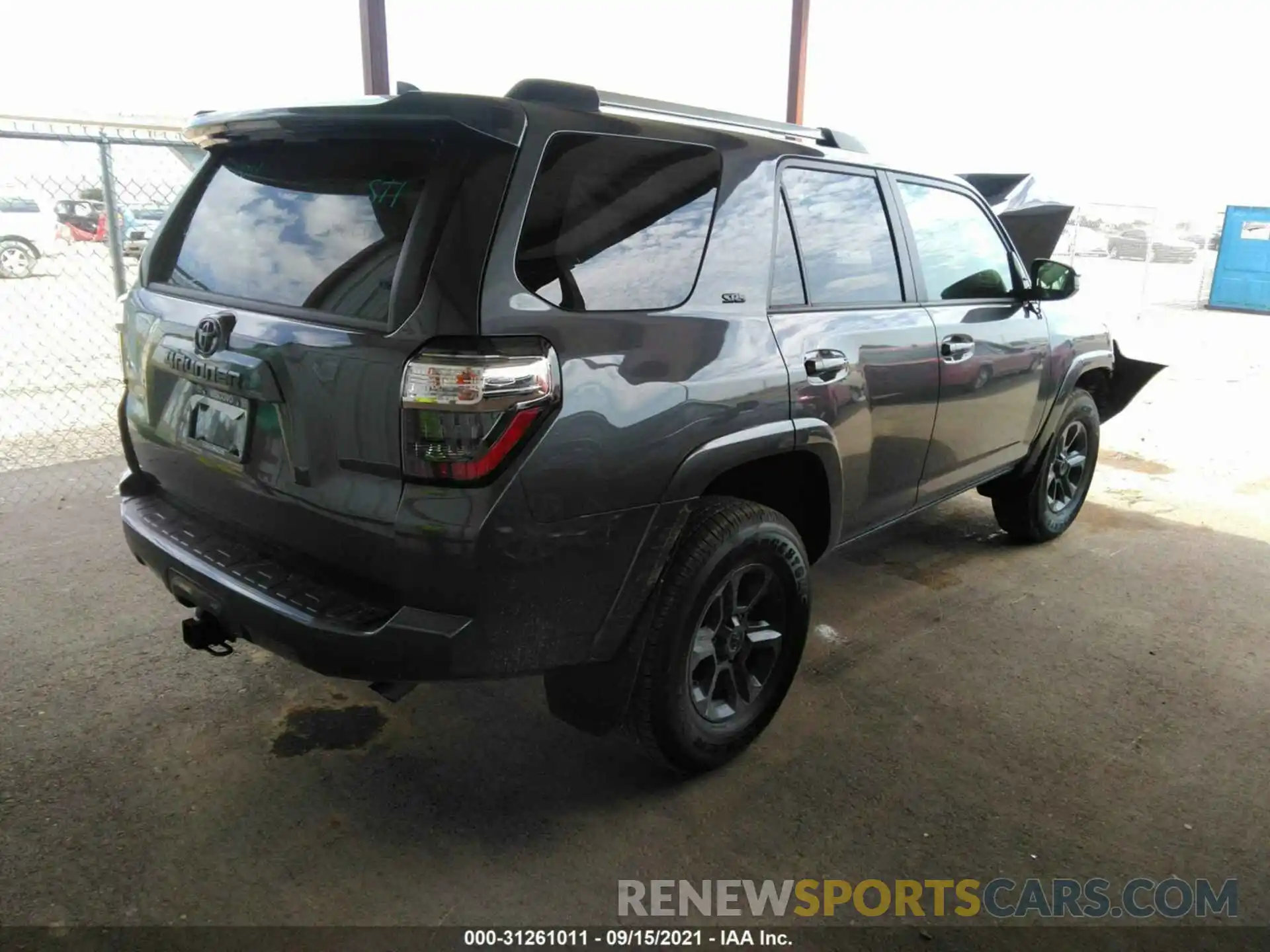 4 Photograph of a damaged car JTEMU5JR6M5958337 TOYOTA 4RUNNER 2021