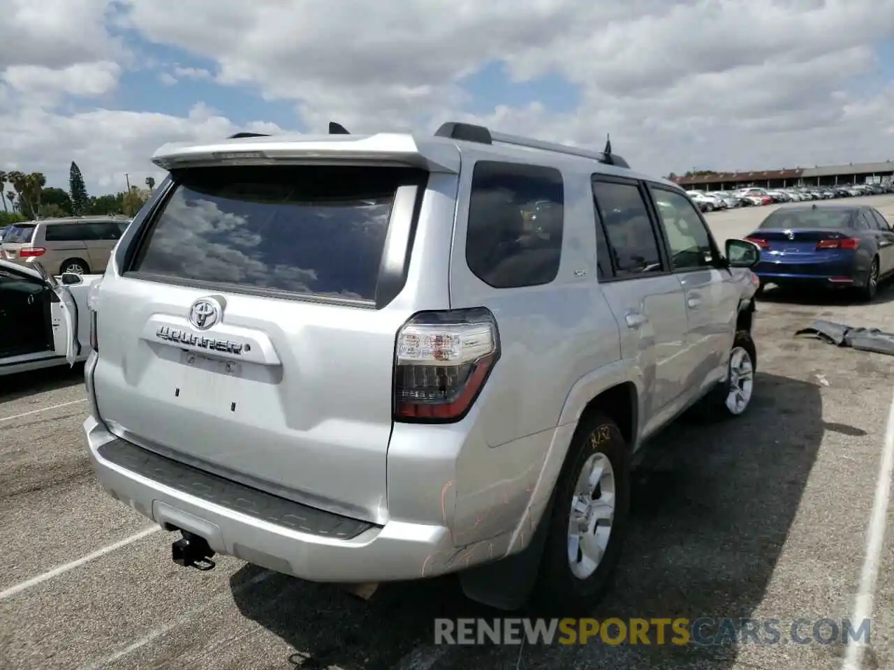 4 Photograph of a damaged car JTEMU5JR7M5882434 TOYOTA 4RUNNER 2021