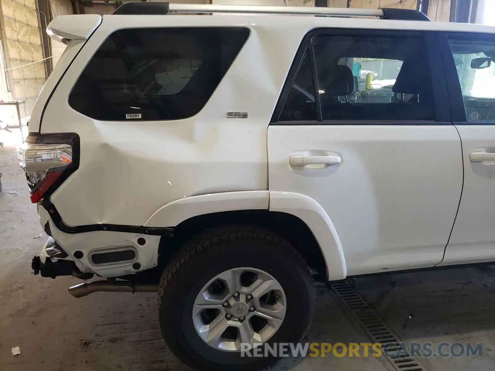 9 Photograph of a damaged car JTEMU5JR8M5919572 TOYOTA 4RUNNER 2021