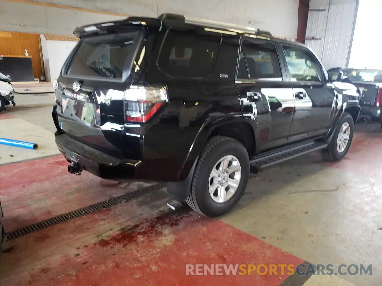 4 Photograph of a damaged car JTEMU5JR8M5922147 TOYOTA 4RUNNER 2021