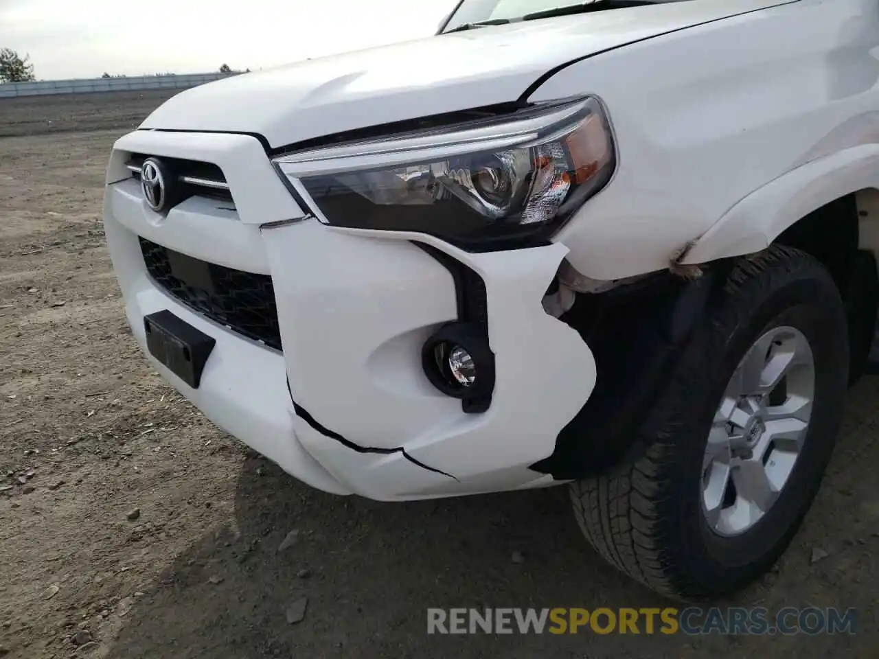 9 Photograph of a damaged car JTEMU5JR8M5932368 TOYOTA 4RUNNER 2021