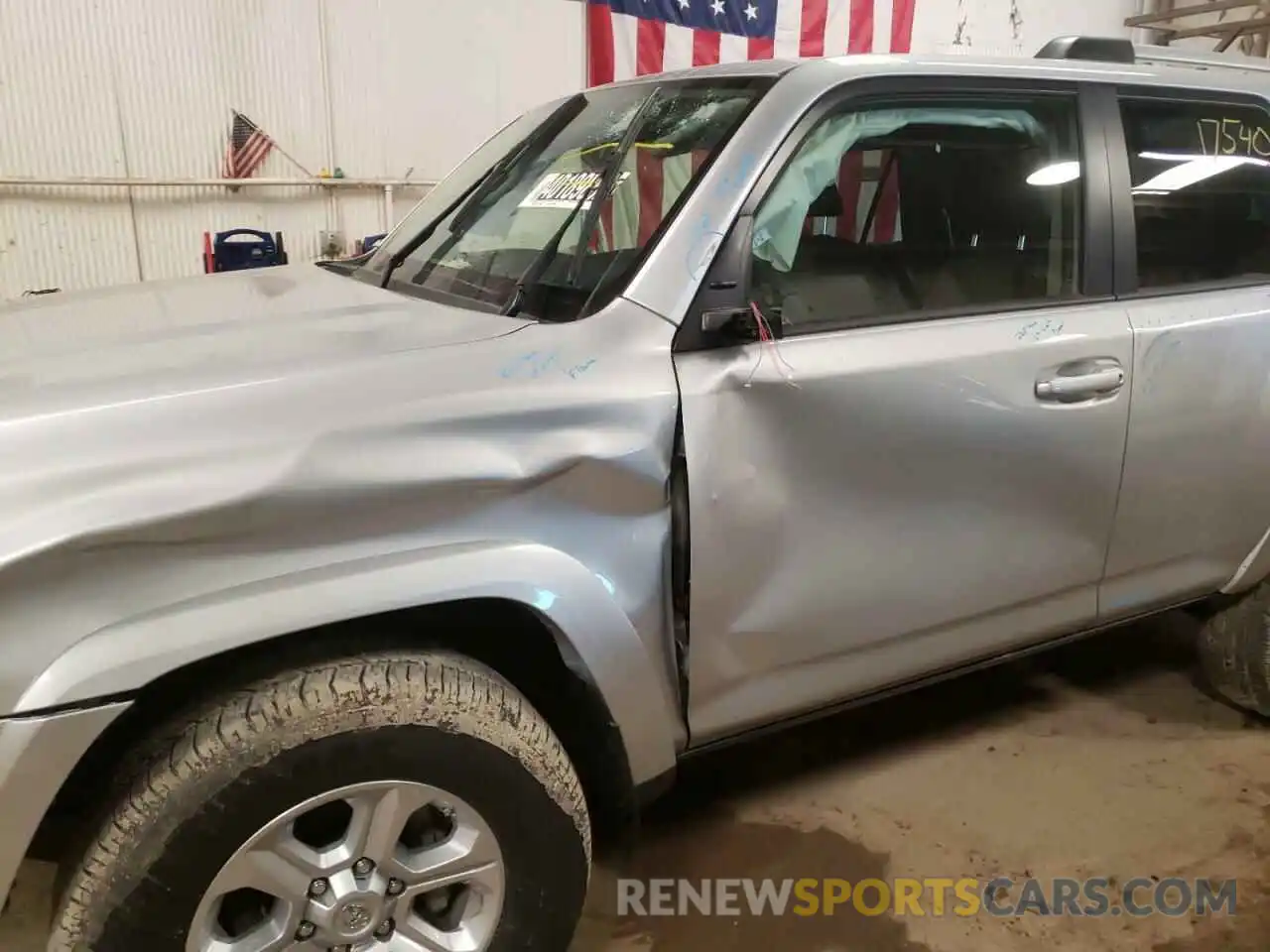 9 Photograph of a damaged car JTEMU5JR8M5948750 TOYOTA 4RUNNER 2021