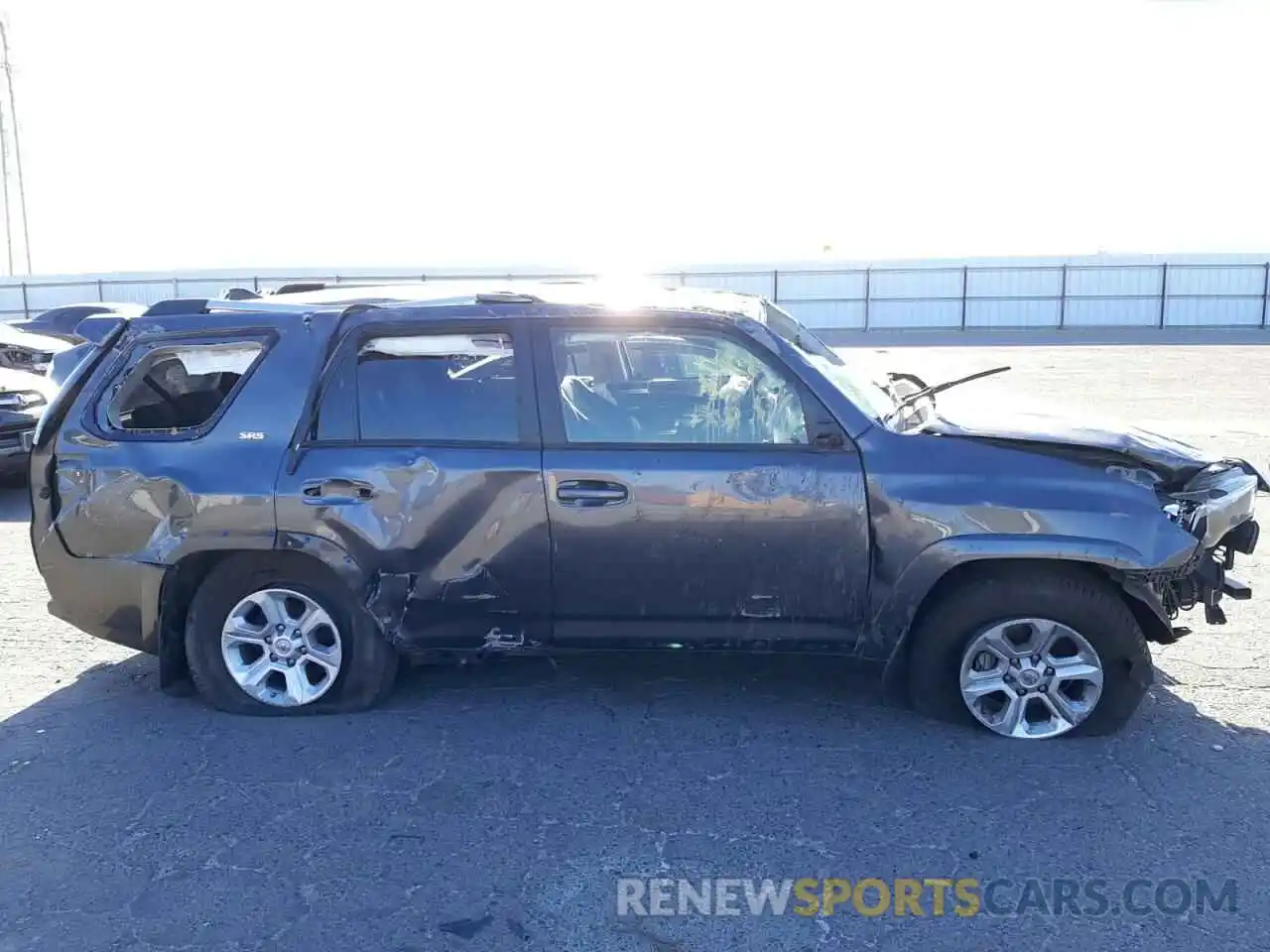 10 Photograph of a damaged car JTEMU5JR9M5902974 TOYOTA 4RUNNER 2021