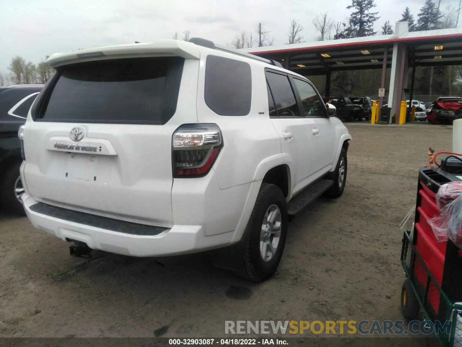 4 Photograph of a damaged car JTEMU5JR9M5941743 TOYOTA 4RUNNER 2021