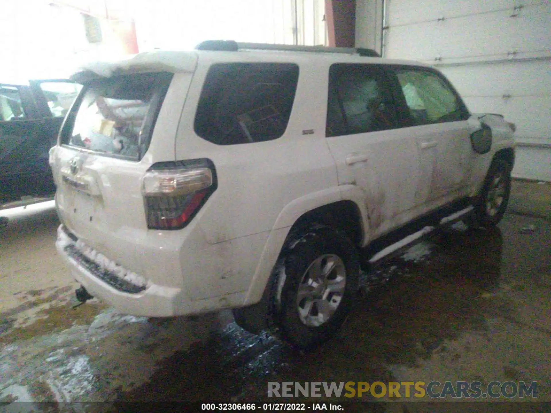 4 Photograph of a damaged car JTEMU5JRXM5909531 TOYOTA 4RUNNER 2021