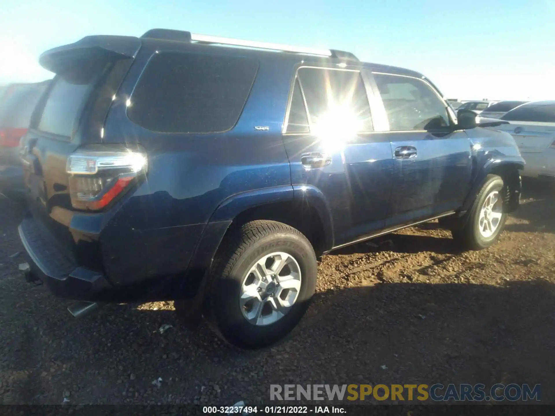 4 Photograph of a damaged car JTEMU5JRXM5946496 TOYOTA 4RUNNER 2021