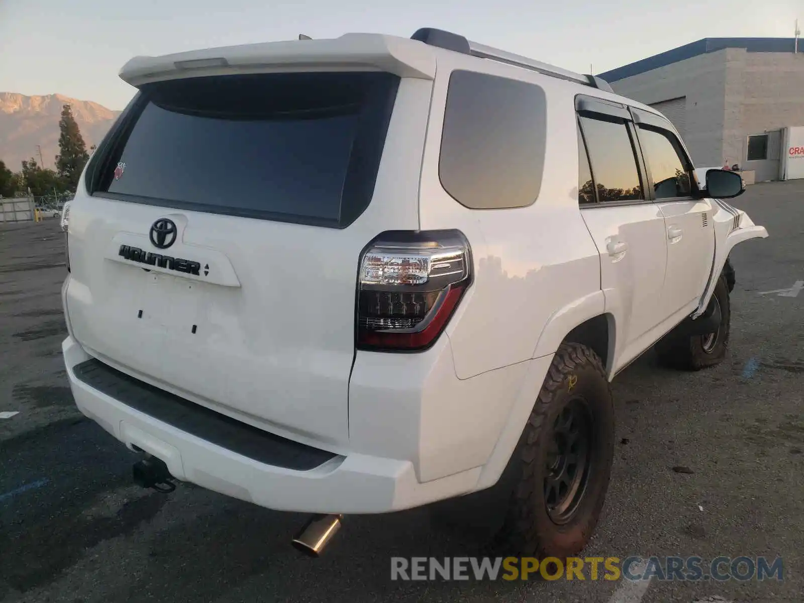 4 Photograph of a damaged car JTENU5JR0M5893537 TOYOTA 4RUNNER 2021