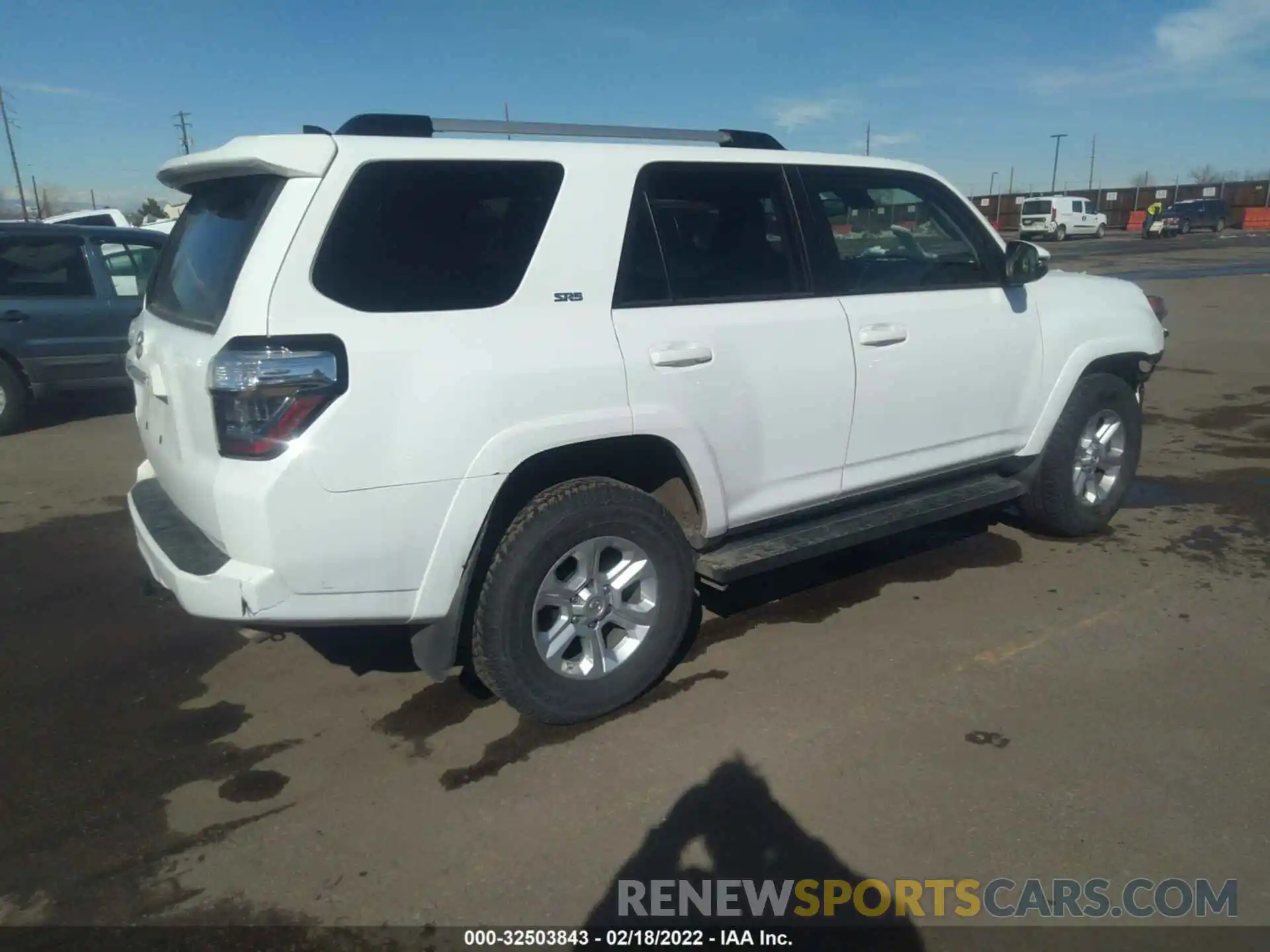 4 Photograph of a damaged car JTENU5JR0M5925533 TOYOTA 4RUNNER 2021