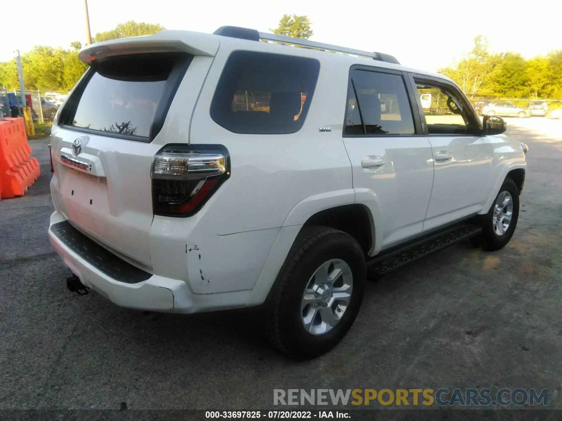 4 Photograph of a damaged car JTENU5JR2M5929227 TOYOTA 4RUNNER 2021