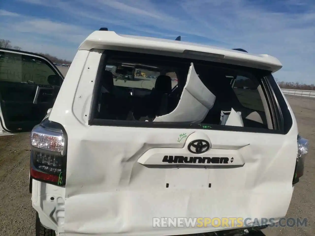 9 Photograph of a damaged car JTENU5JR2M5953477 TOYOTA 4RUNNER 2021