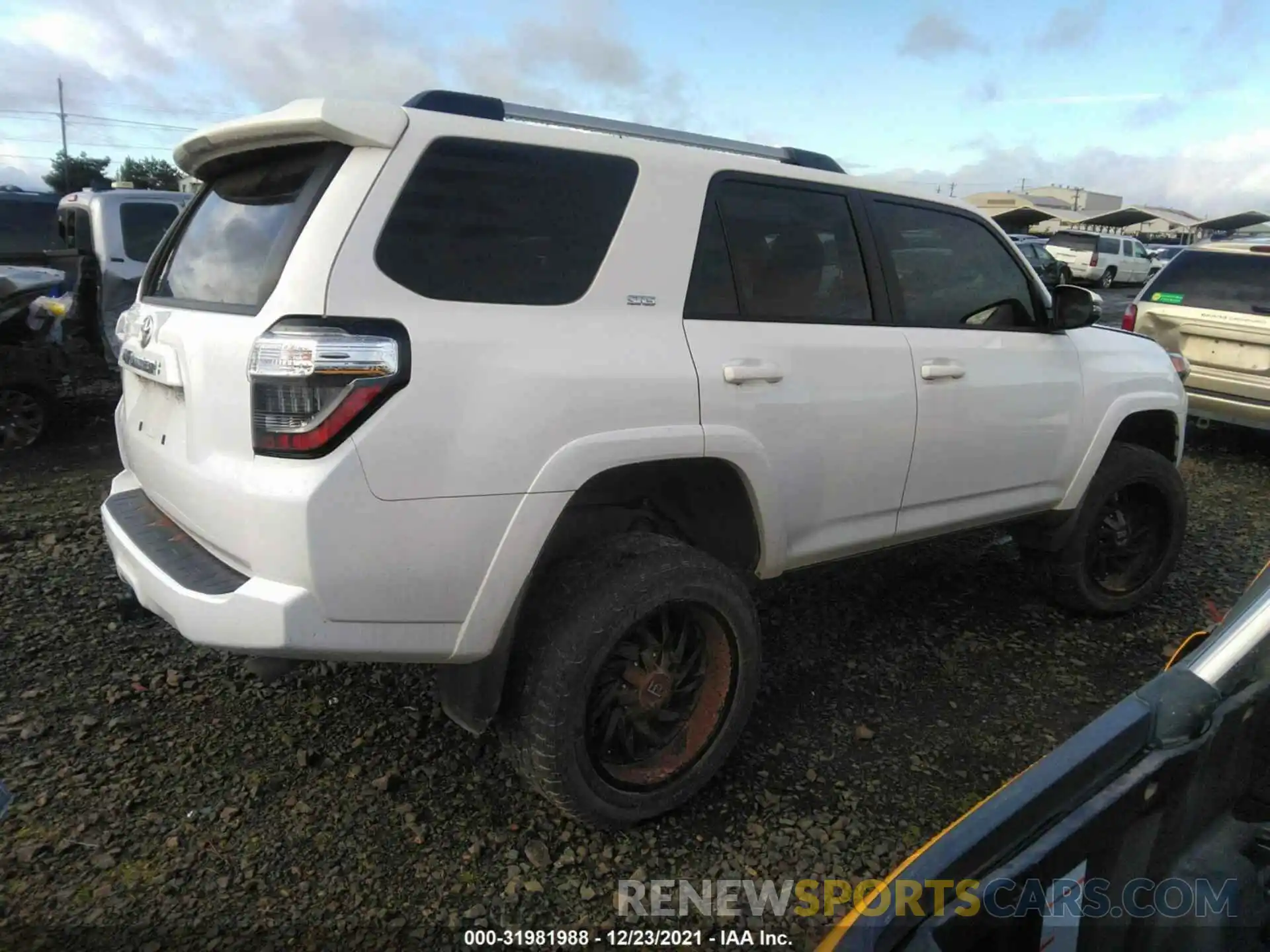 4 Photograph of a damaged car JTENU5JR4M5876157 TOYOTA 4RUNNER 2021