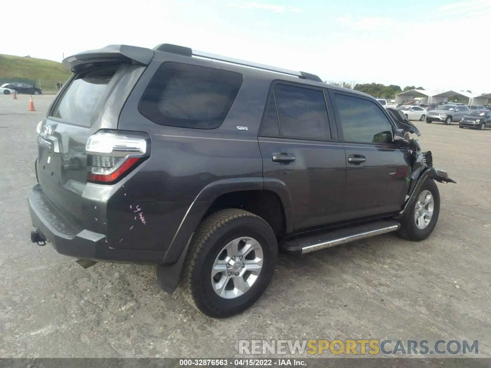 4 Photograph of a damaged car JTENU5JR5M5890102 TOYOTA 4RUNNER 2021