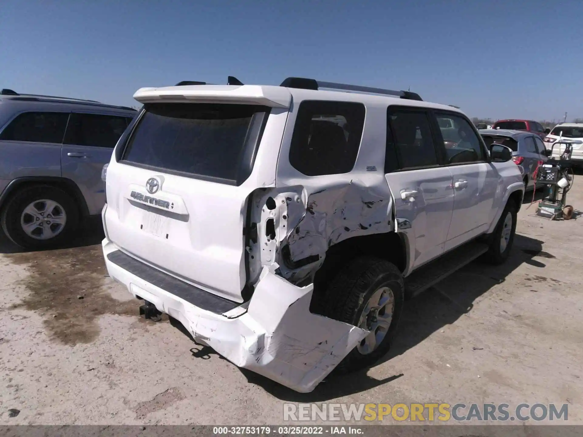 4 Photograph of a damaged car JTENU5JR6M5903553 TOYOTA 4RUNNER 2021