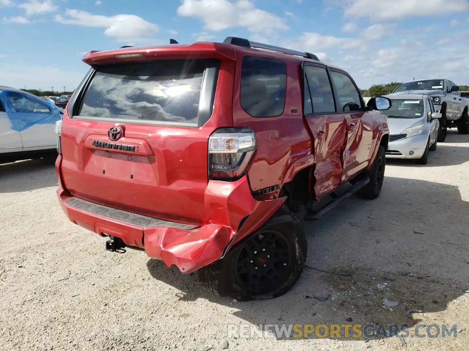 4 Photograph of a damaged car JTENU5JRXM5872422 TOYOTA 4RUNNER 2021