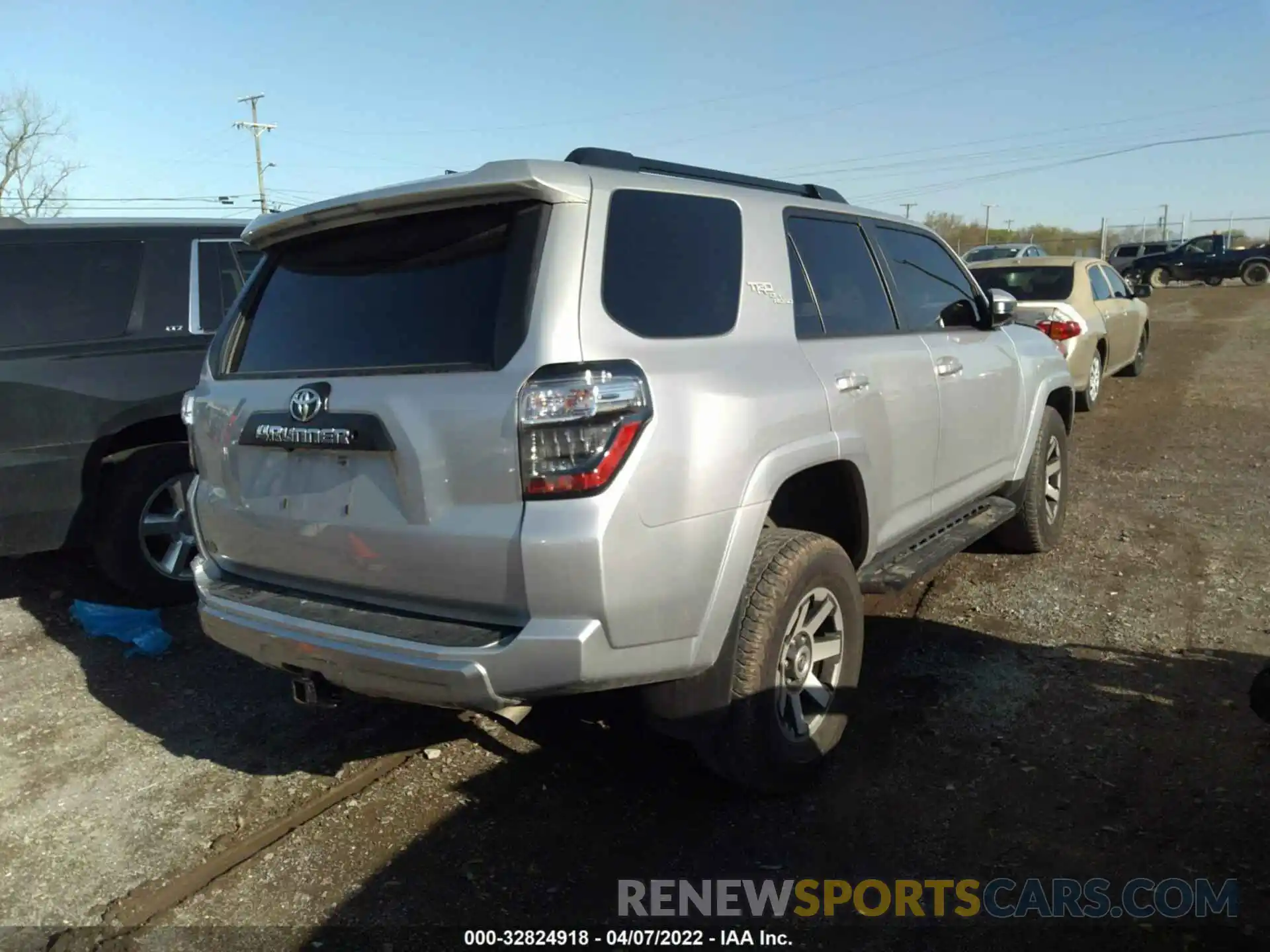 4 Photograph of a damaged car JTEPU5JR0M5872809 TOYOTA 4RUNNER 2021