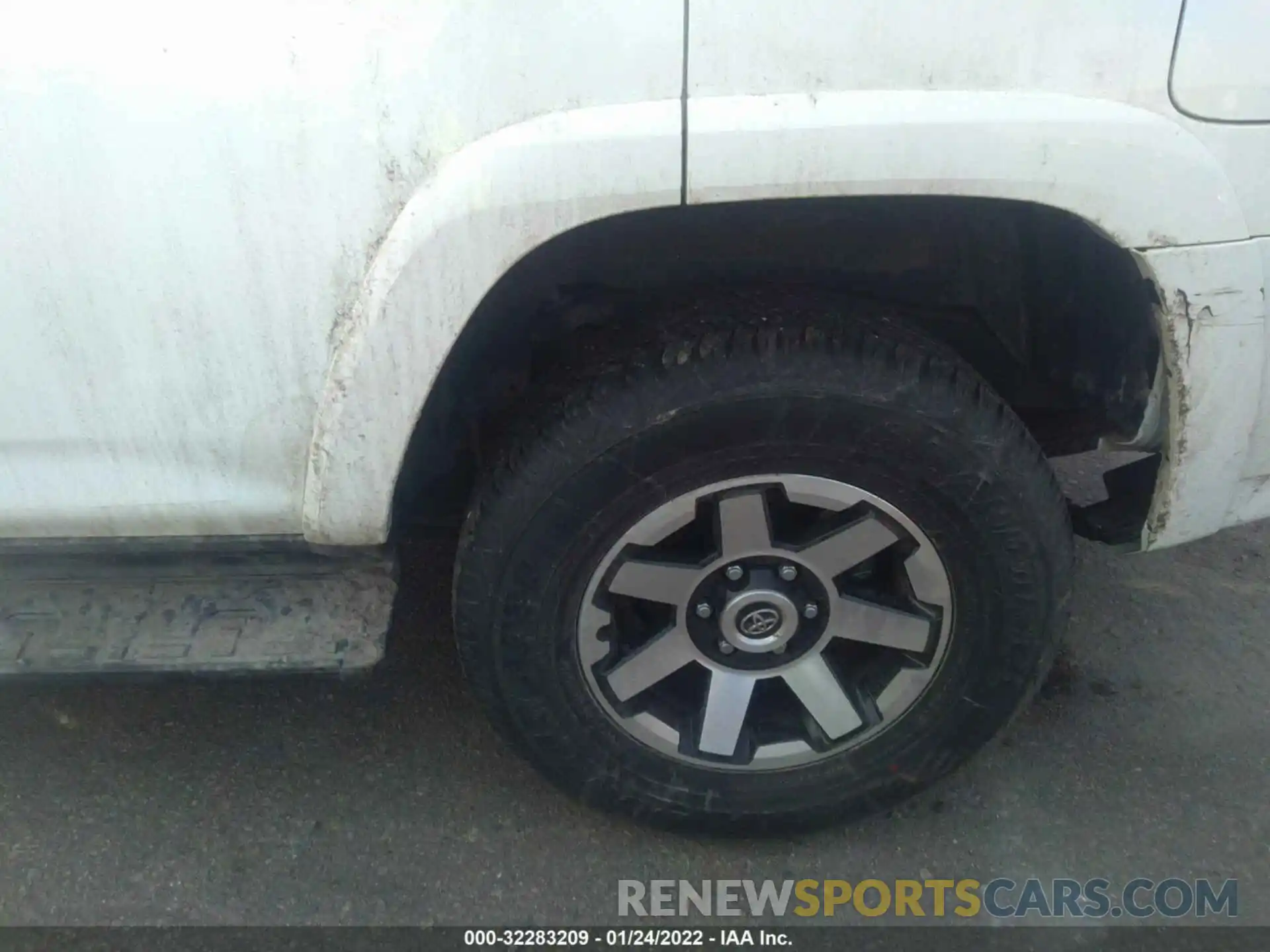 13 Photograph of a damaged car JTEPU5JR0M5936685 TOYOTA 4RUNNER 2021