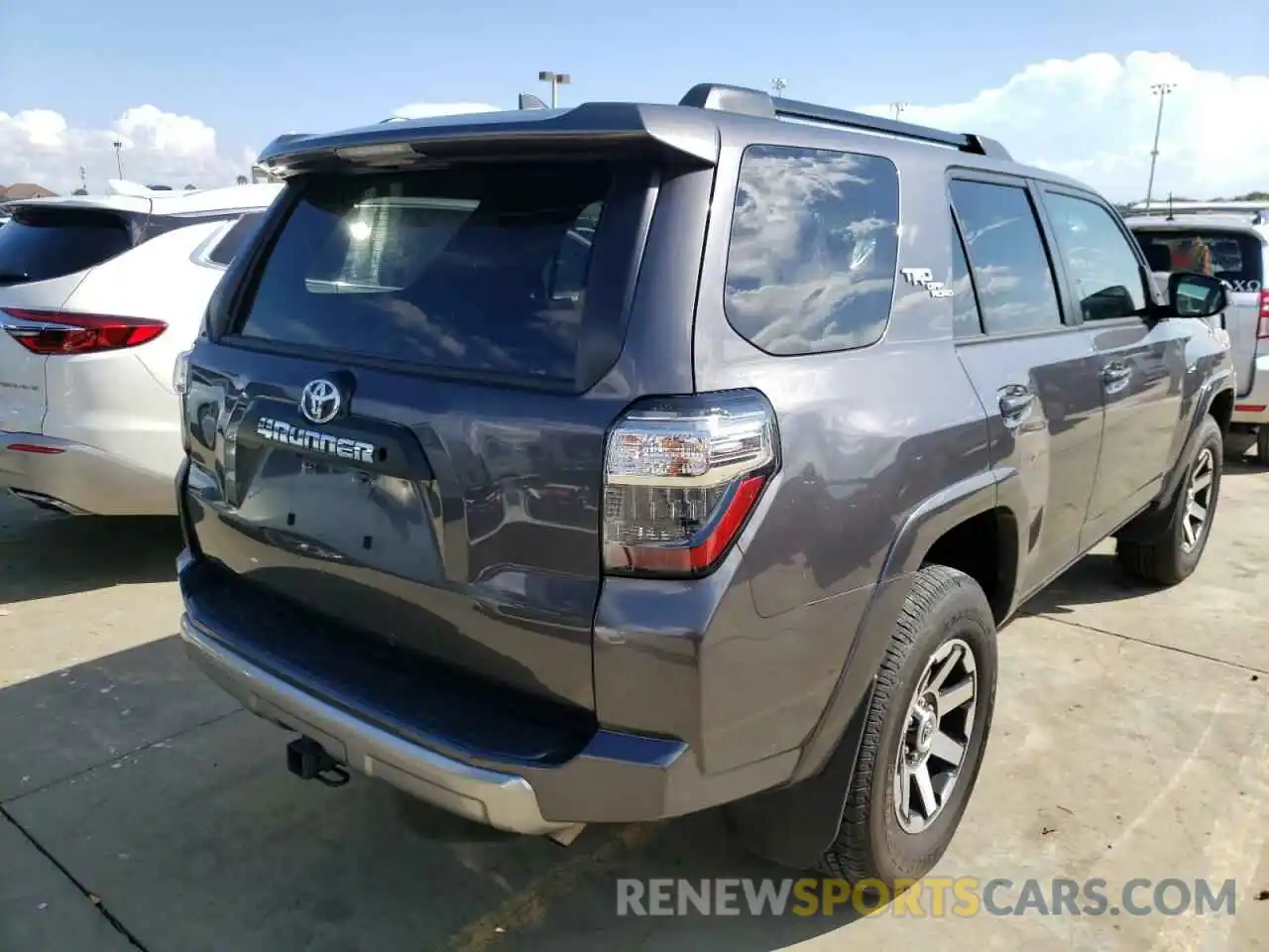 4 Photograph of a damaged car JTEPU5JR2M5865621 TOYOTA 4RUNNER 2021