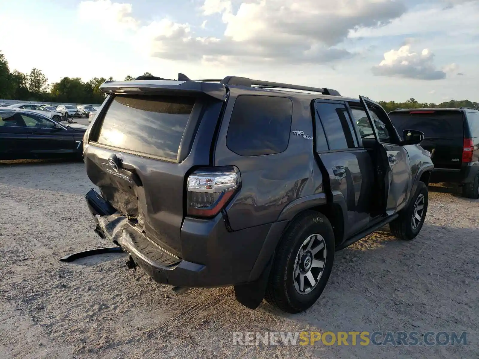 4 Photograph of a damaged car JTEPU5JR3M5918746 TOYOTA 4RUNNER 2021