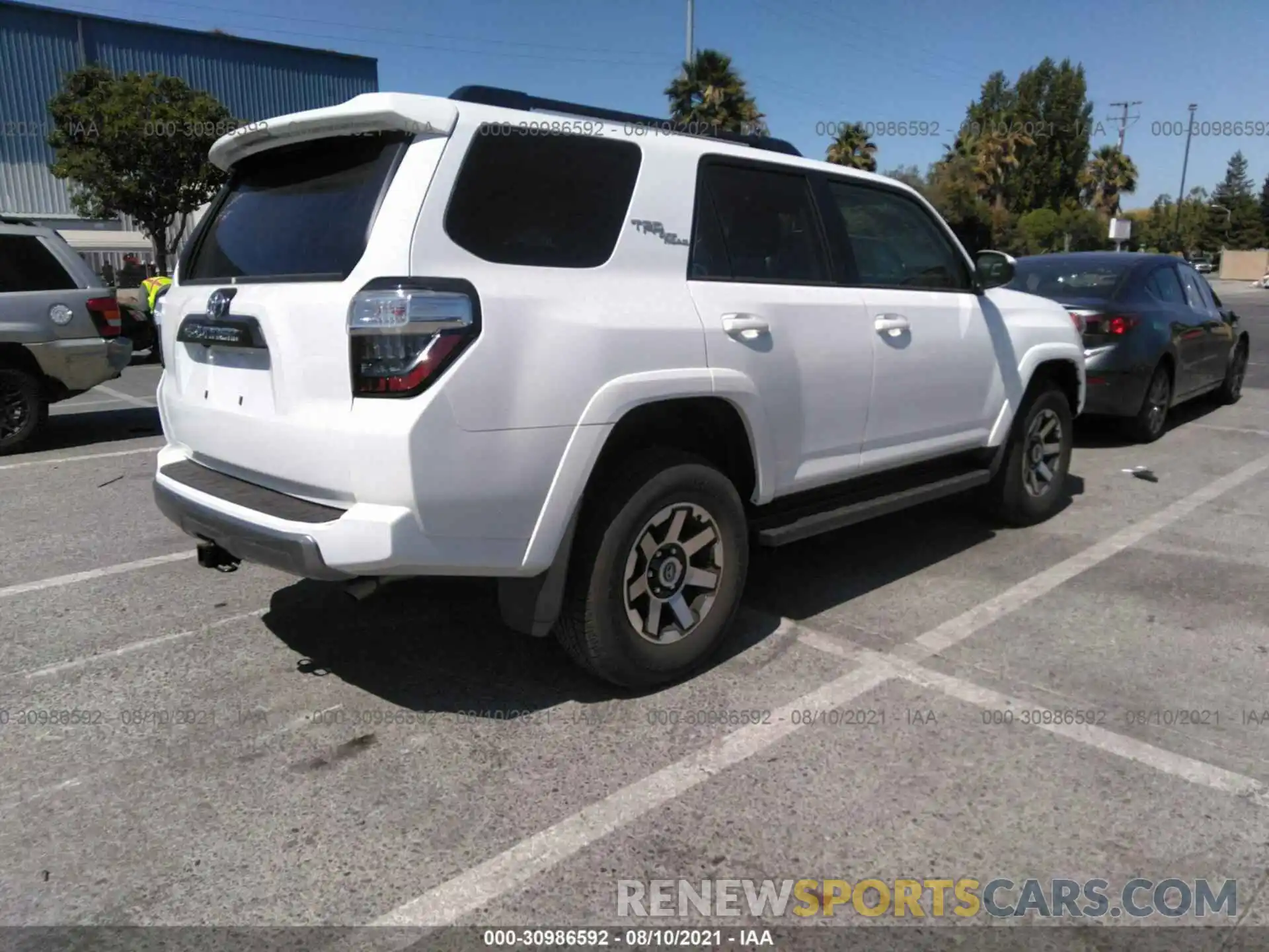 4 Photograph of a damaged car JTEPU5JR3M5937006 TOYOTA 4RUNNER 2021