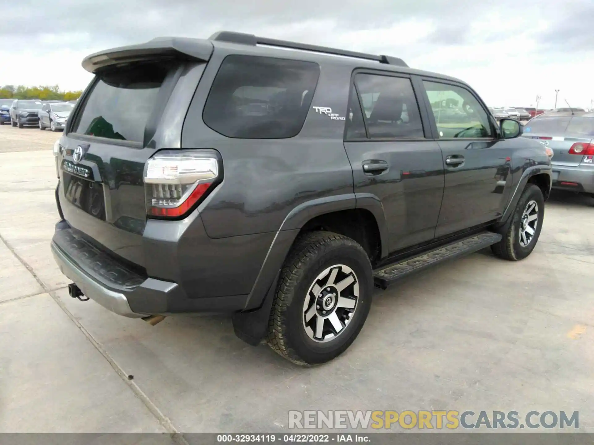 4 Photograph of a damaged car JTEPU5JR4M5939797 TOYOTA 4RUNNER 2021