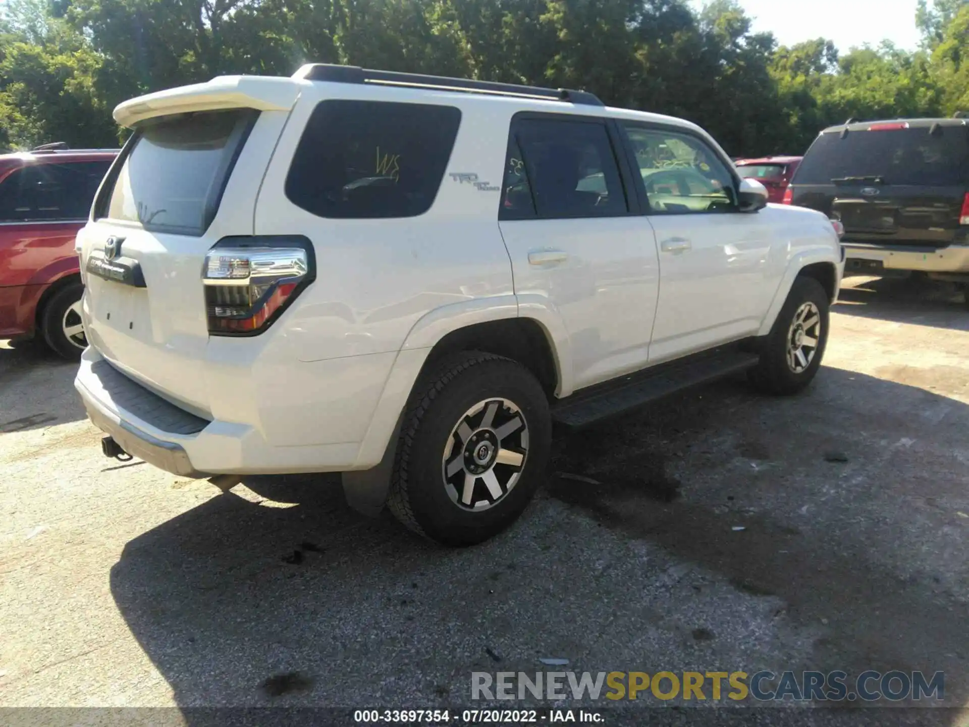 4 Photograph of a damaged car JTEPU5JR5M5934396 TOYOTA 4RUNNER 2021