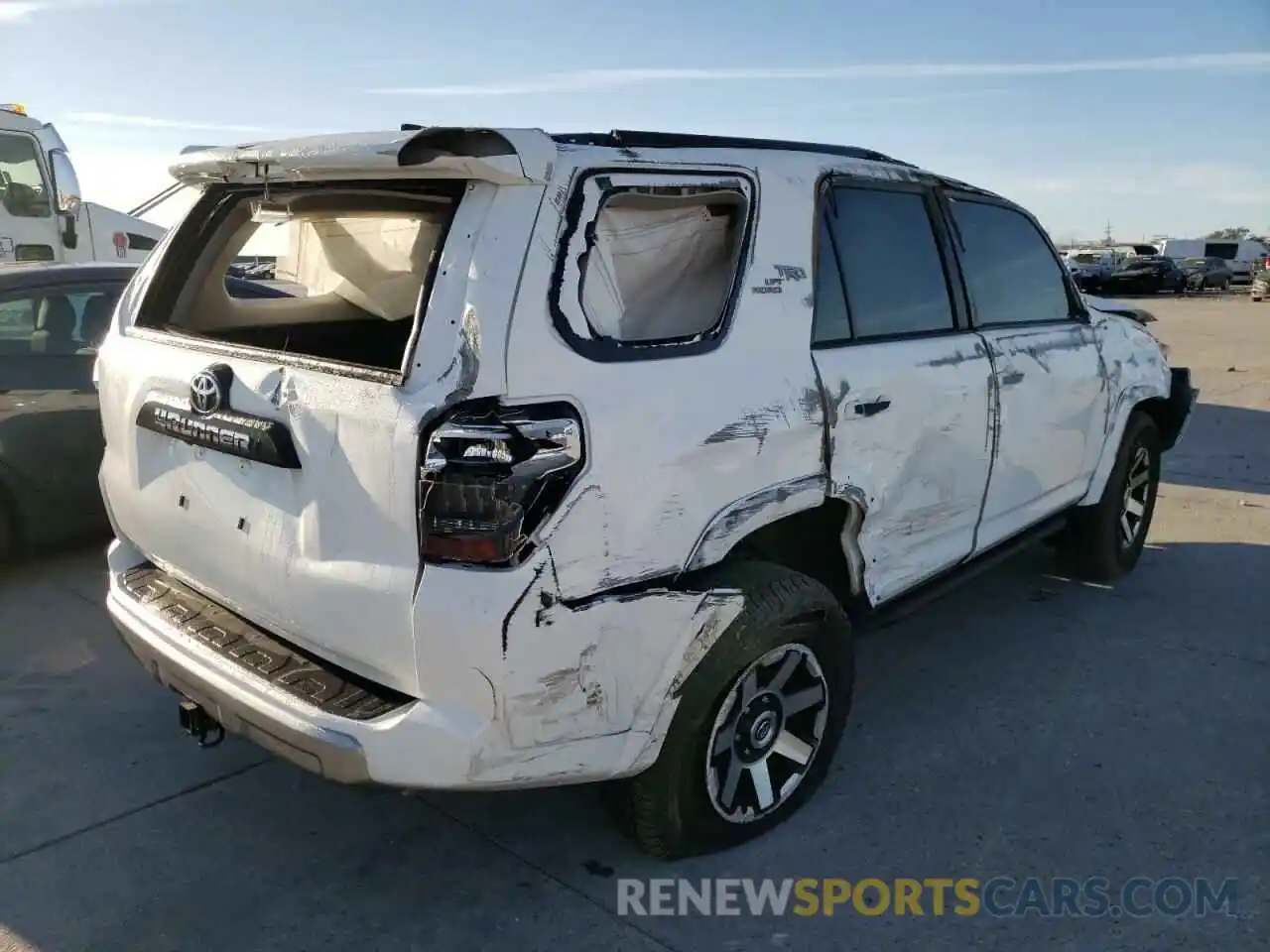 4 Photograph of a damaged car JTEPU5JR5M5943728 TOYOTA 4RUNNER 2021