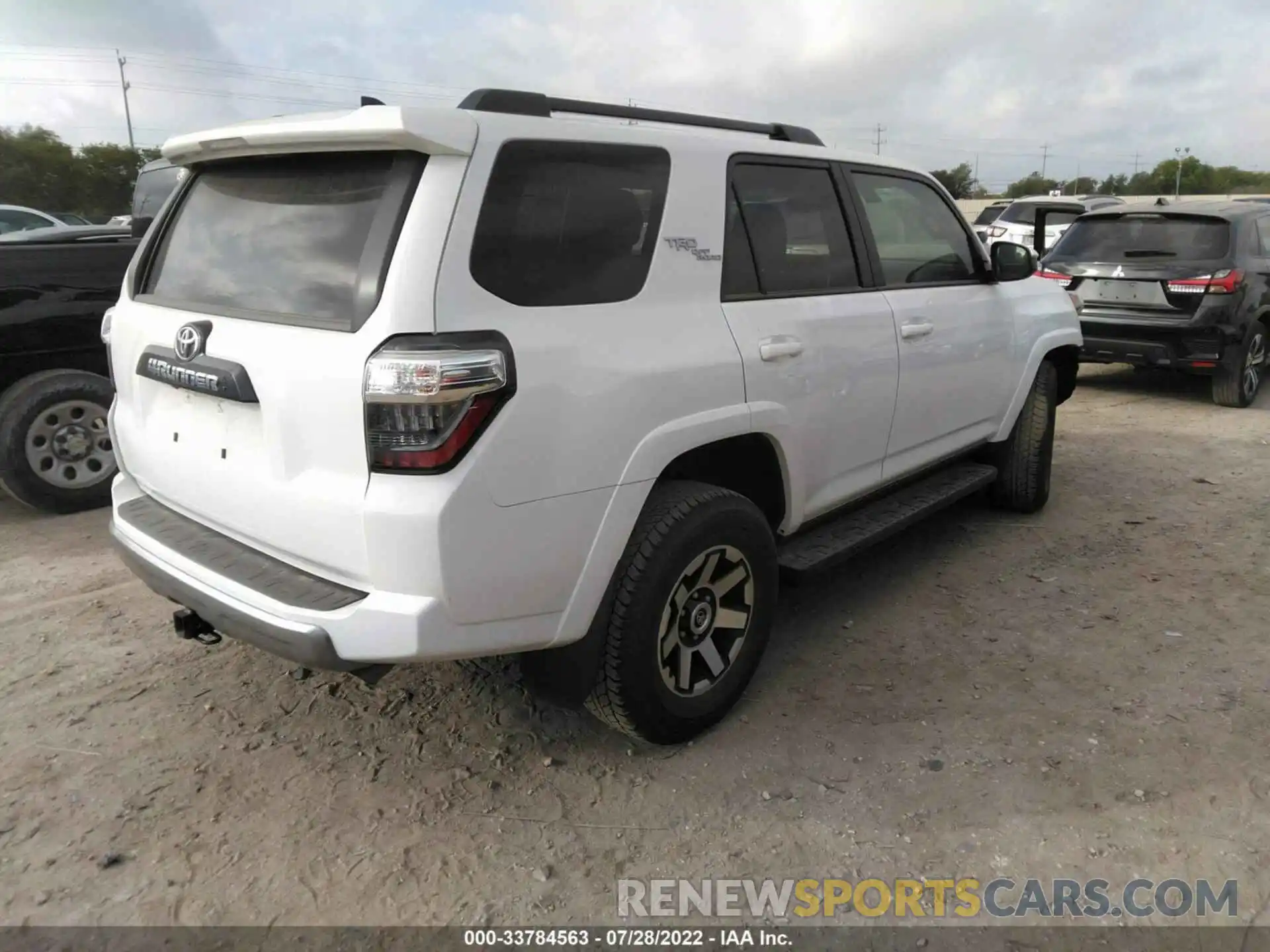 4 Photograph of a damaged car JTEPU5JR9M5934272 TOYOTA 4RUNNER 2021