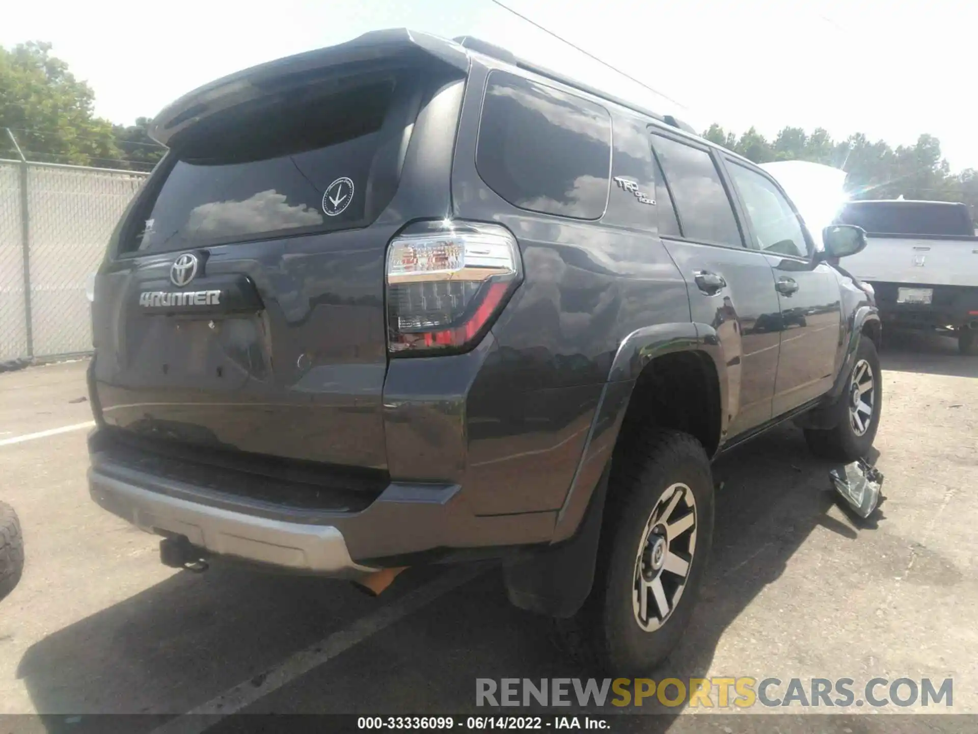 4 Photograph of a damaged car JTERU5JR2M5846513 TOYOTA 4RUNNER 2021