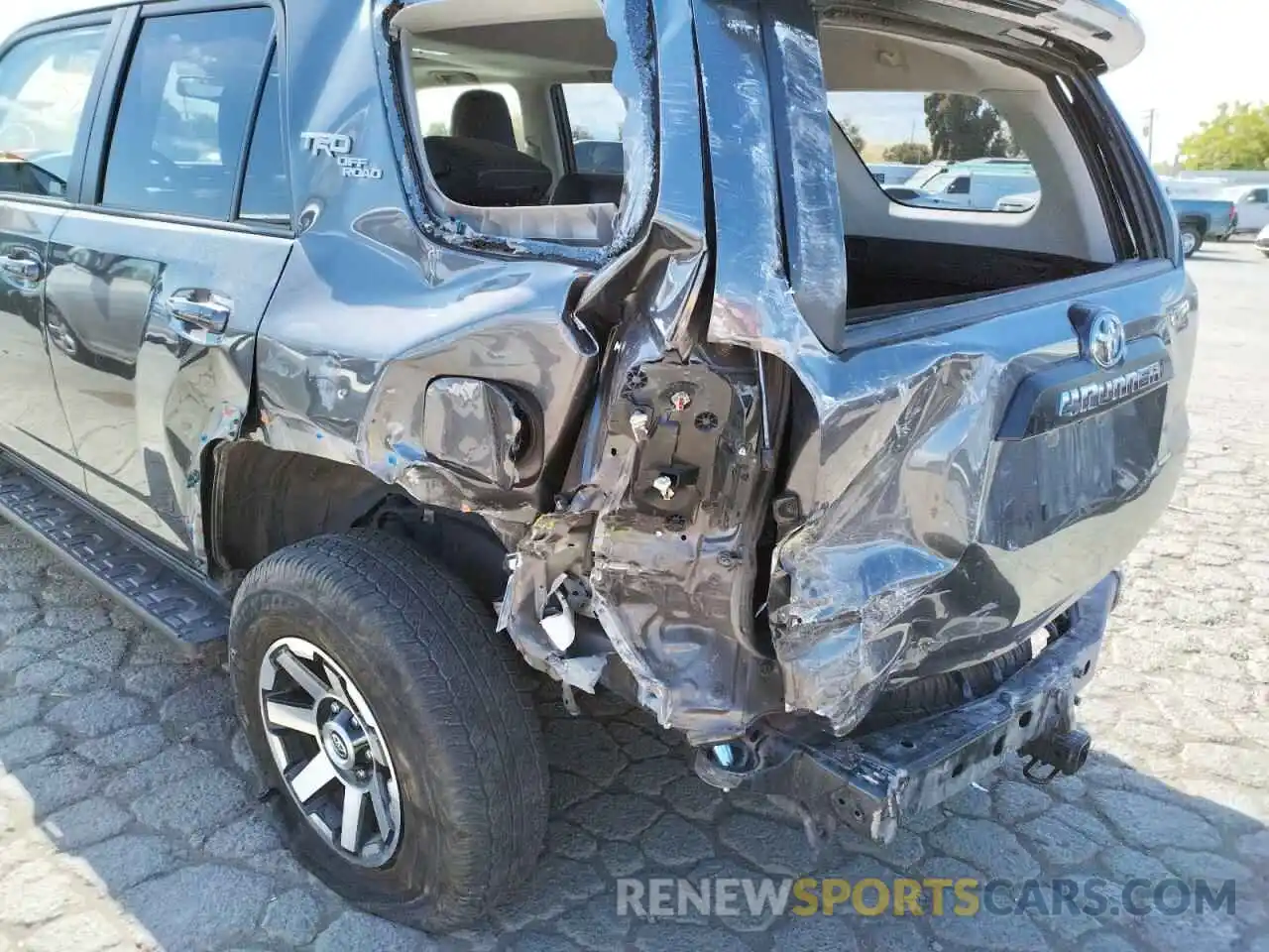 9 Photograph of a damaged car JTERU5JR2M5892102 TOYOTA 4RUNNER 2021