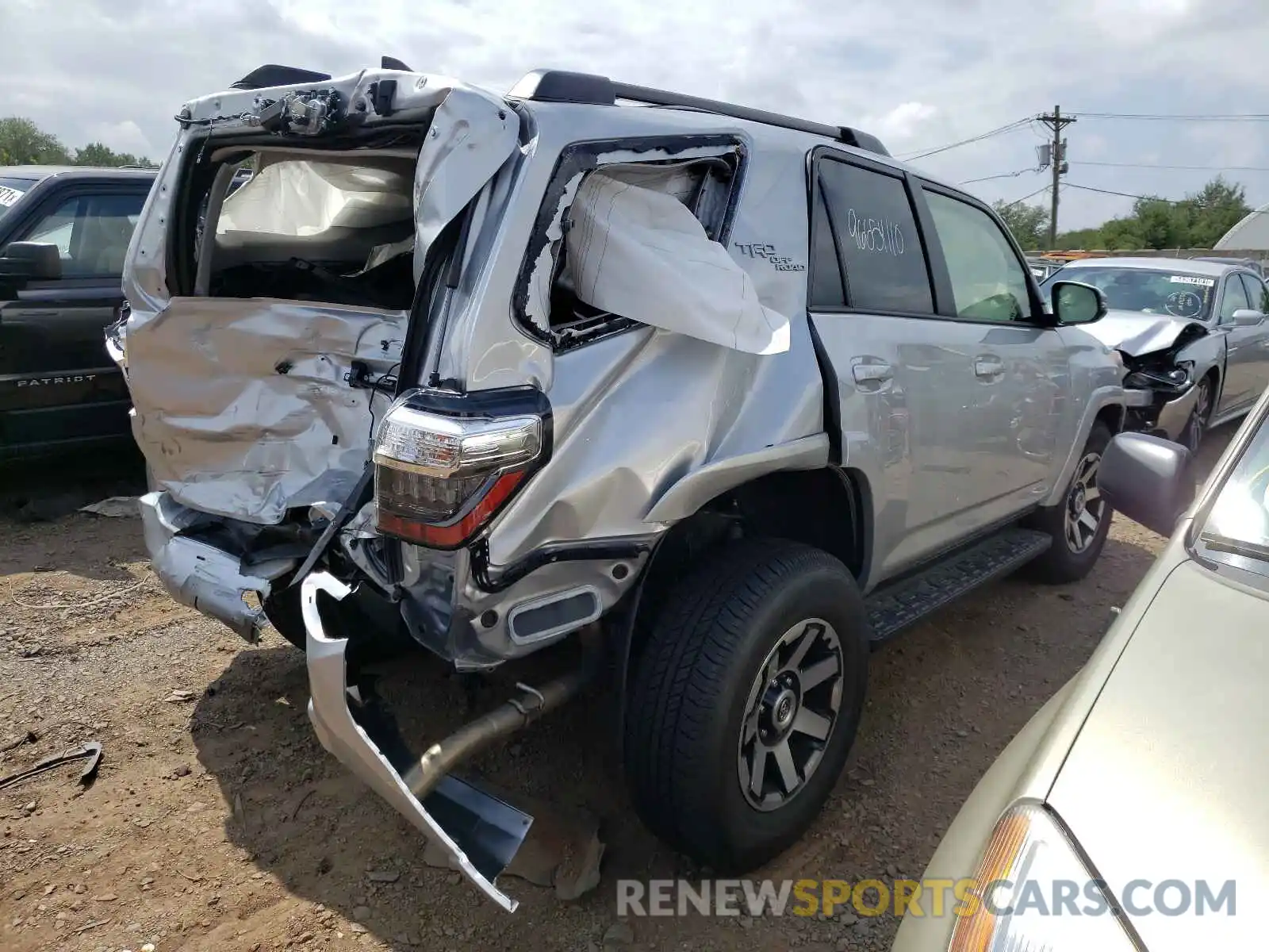 4 Photograph of a damaged car JTERU5JR2M5927933 TOYOTA 4RUNNER 2021