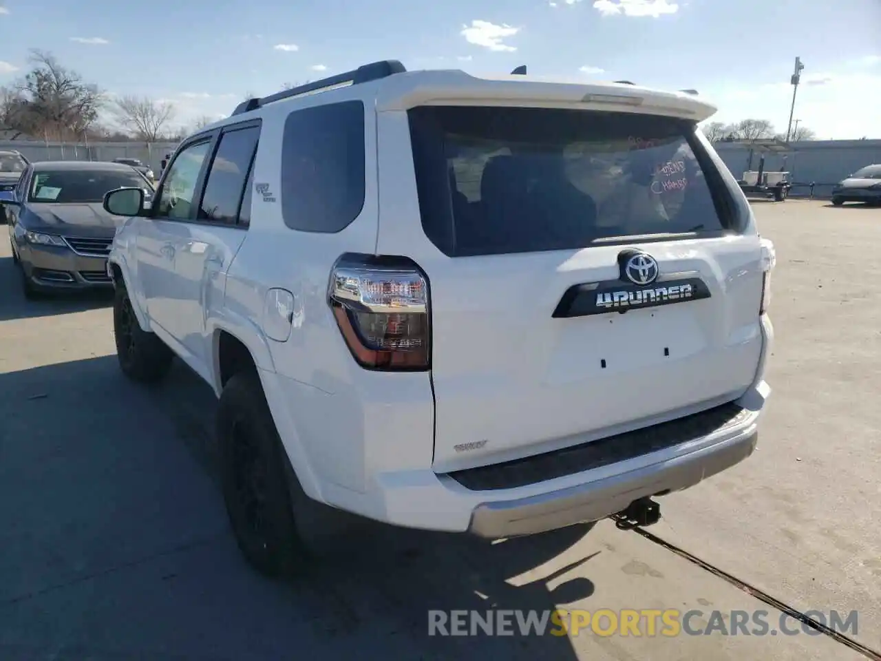 3 Photograph of a damaged car JTERU5JR3M5935863 TOYOTA 4RUNNER 2021