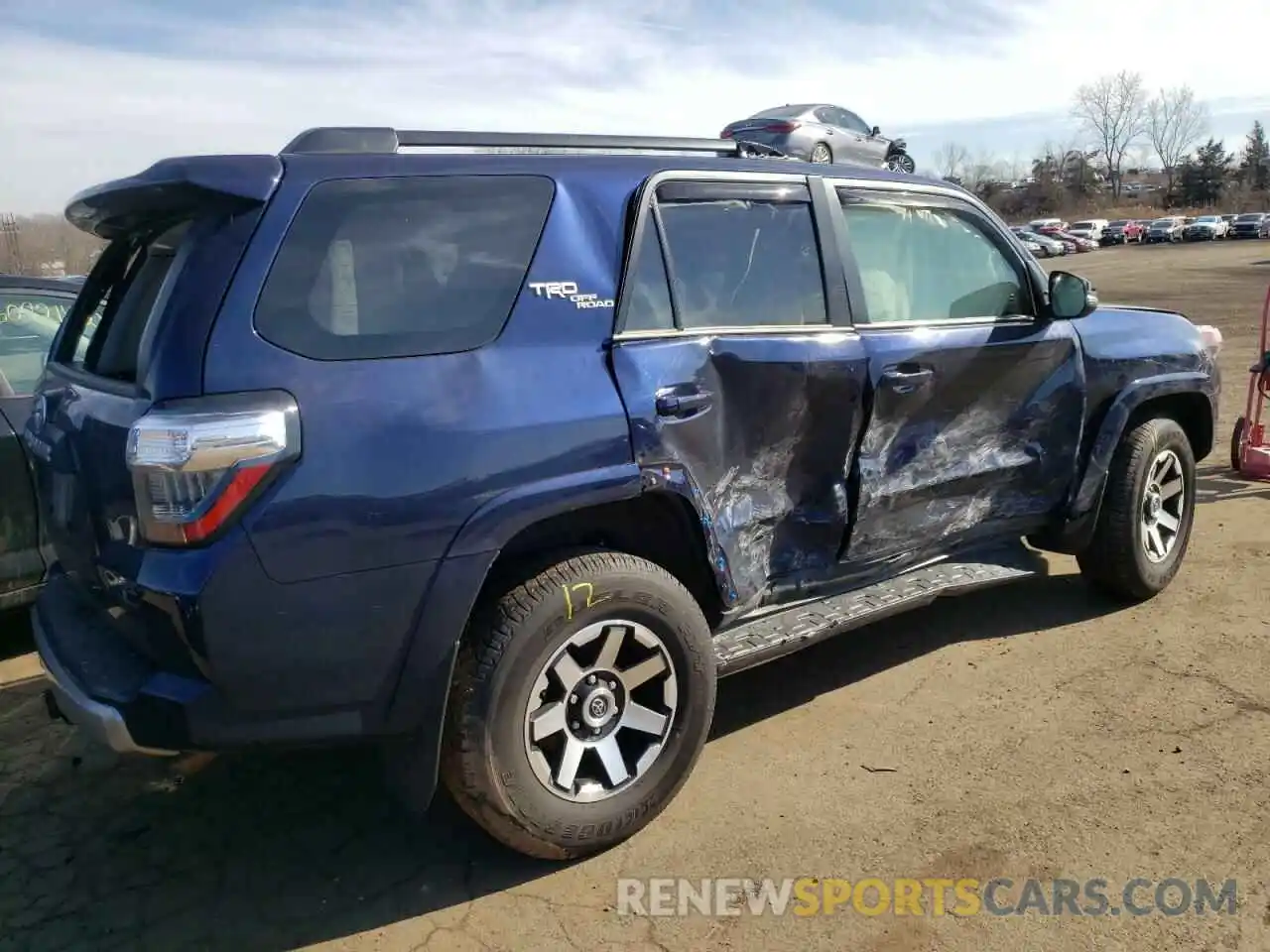 4 Photograph of a damaged car JTERU5JR5M5861409 TOYOTA 4RUNNER 2021