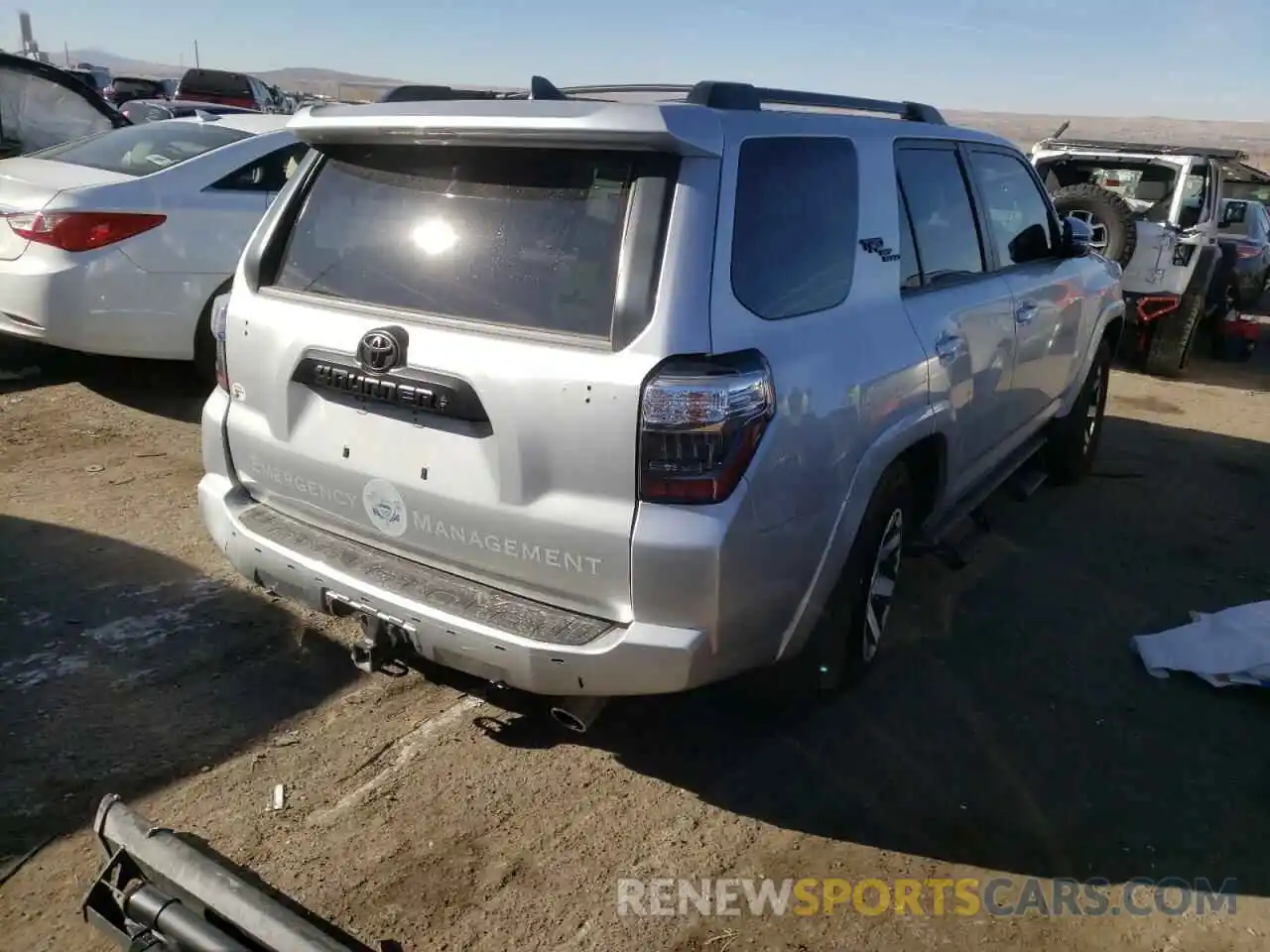 4 Photograph of a damaged car JTERU5JR5M5945214 TOYOTA 4RUNNER 2021