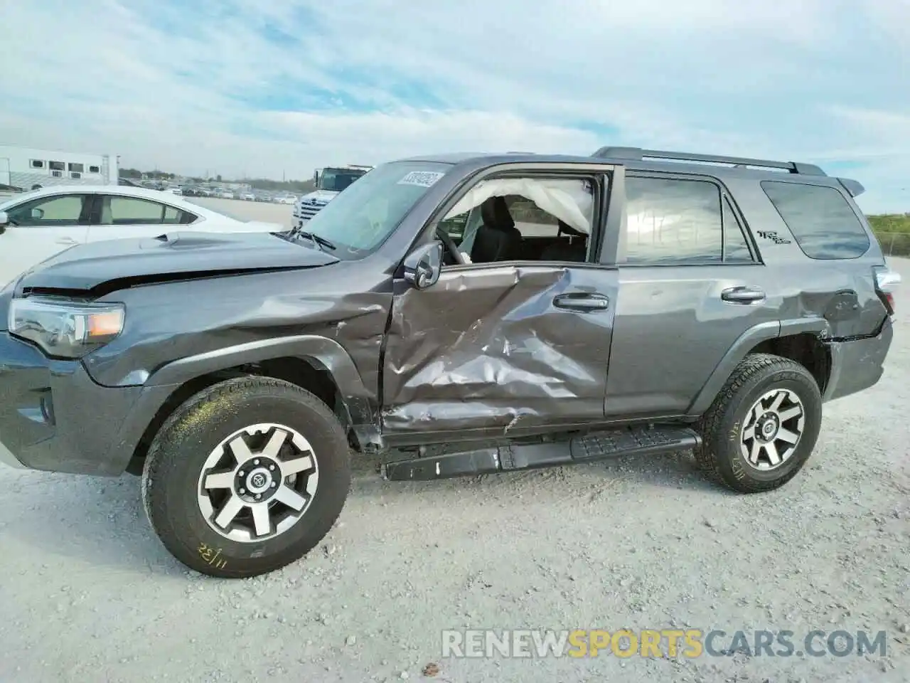 10 Photograph of a damaged car JTERU5JR7M5938992 TOYOTA 4RUNNER 2021