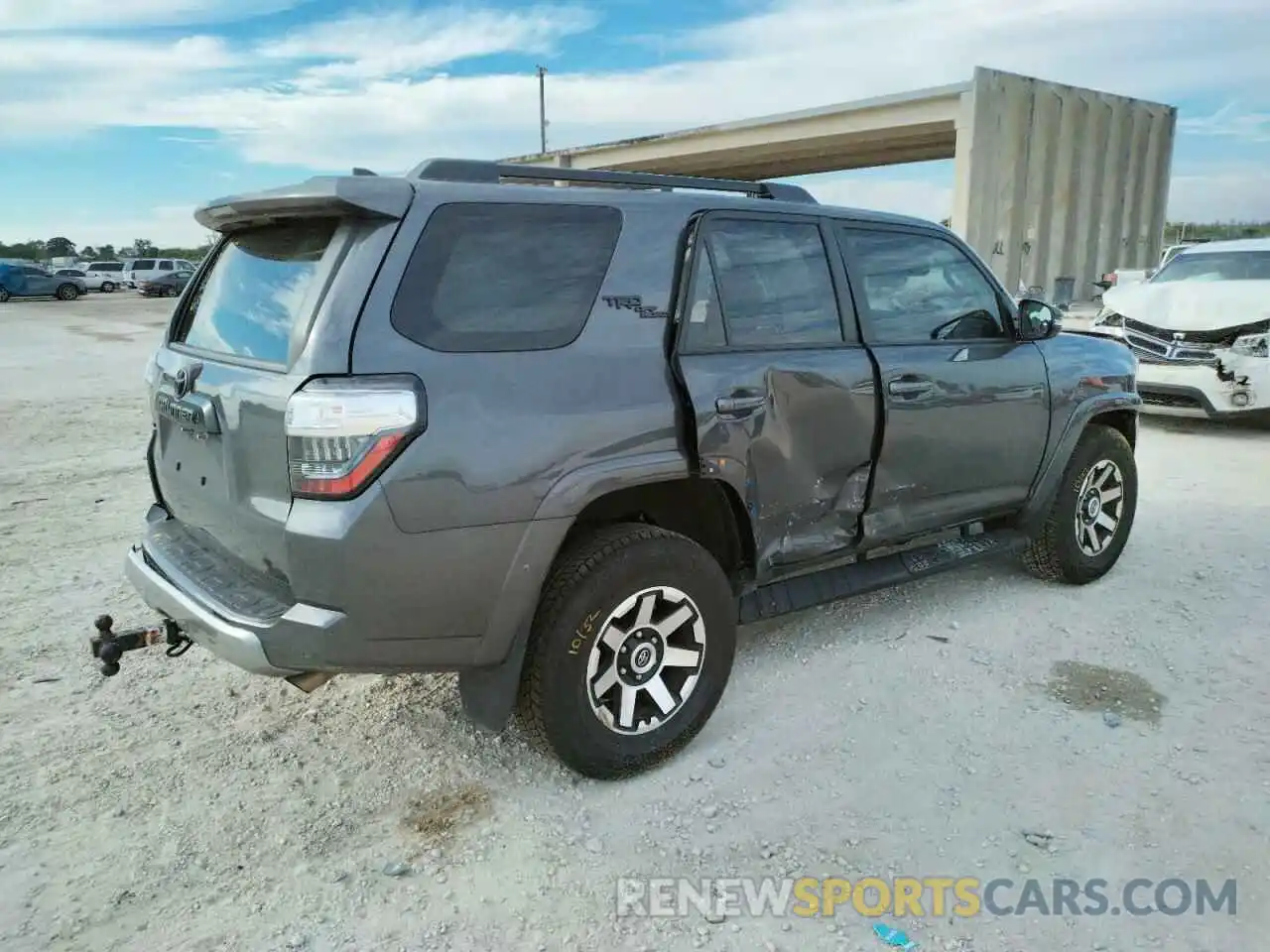 4 Photograph of a damaged car JTERU5JR7M5938992 TOYOTA 4RUNNER 2021