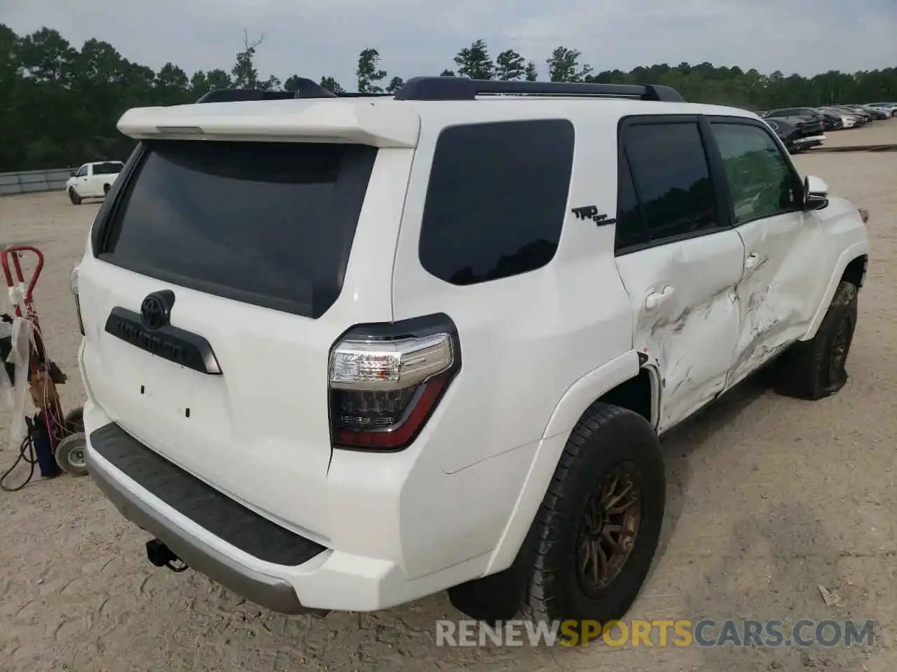 4 Photograph of a damaged car JTERU5JR7M5946283 TOYOTA 4RUNNER 2021