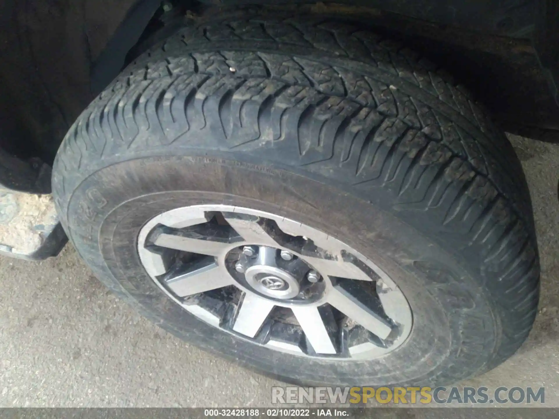 12 Photograph of a damaged car JTERU5JR8M5931744 TOYOTA 4RUNNER 2021