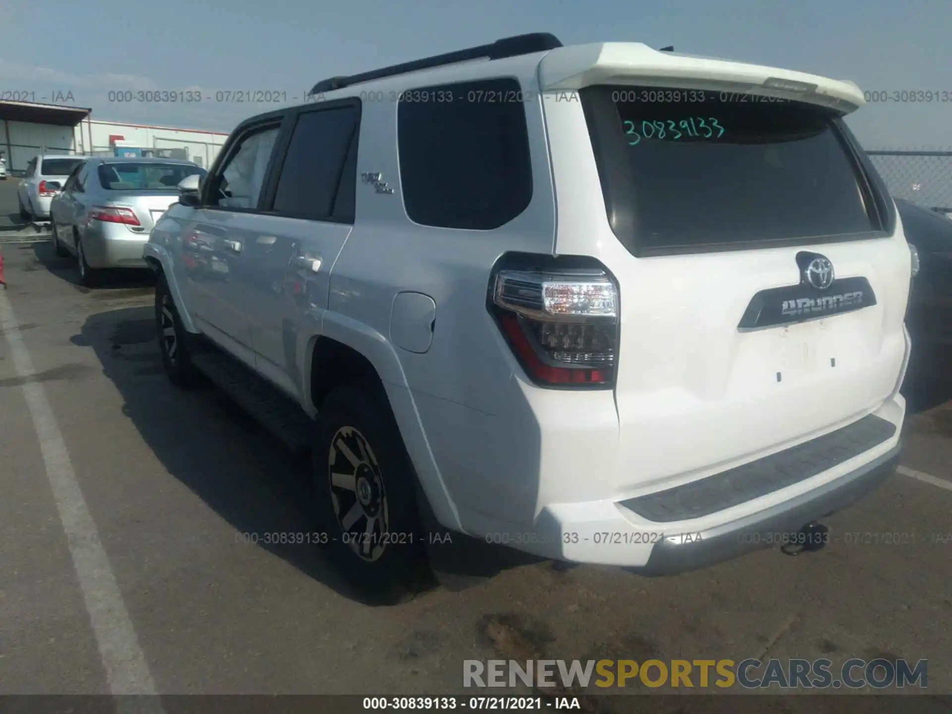 3 Фотография поврежденного автомобиля JTERU5JR9M5901054 TOYOTA 4RUNNER 2021