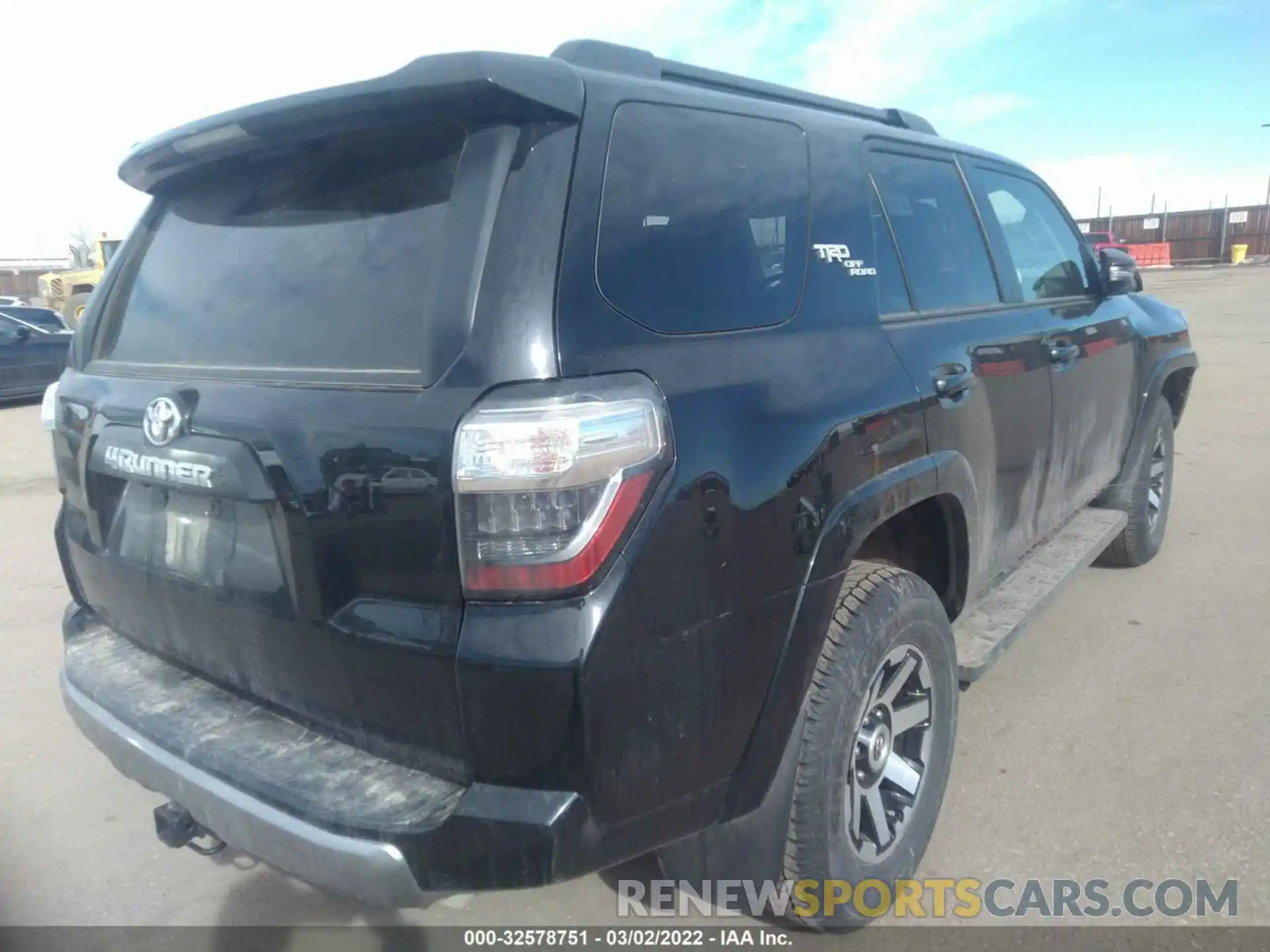 4 Photograph of a damaged car JTERU5JRXM5932488 TOYOTA 4RUNNER 2021