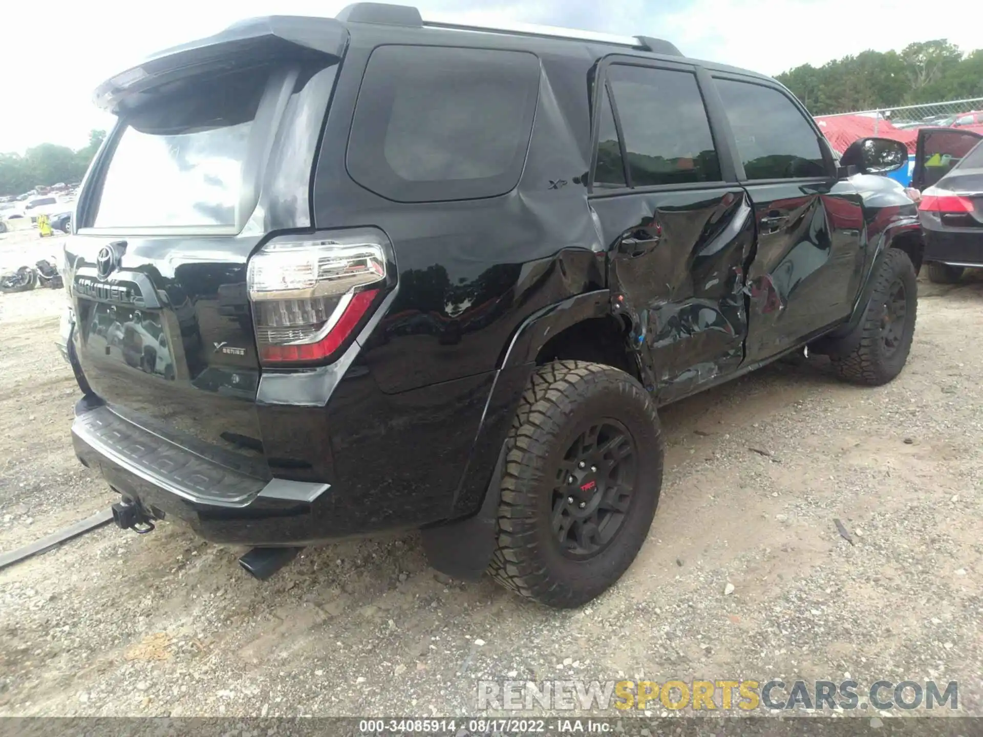 4 Photograph of a damaged car JTEEU5JR2N5252200 TOYOTA 4RUNNER 2022