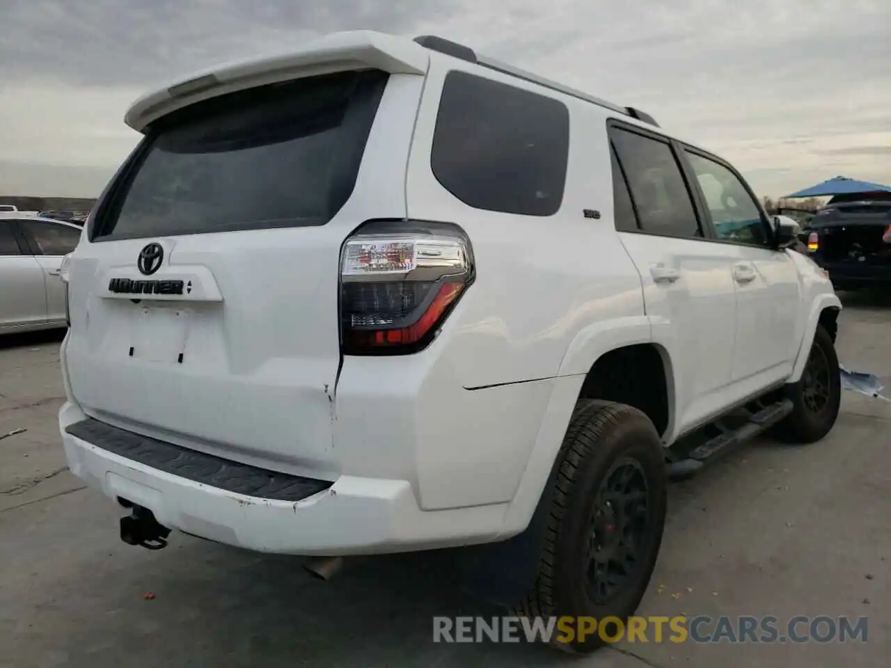 4 Photograph of a damaged car JTEEU5JR5N5251865 TOYOTA 4RUNNER 2022