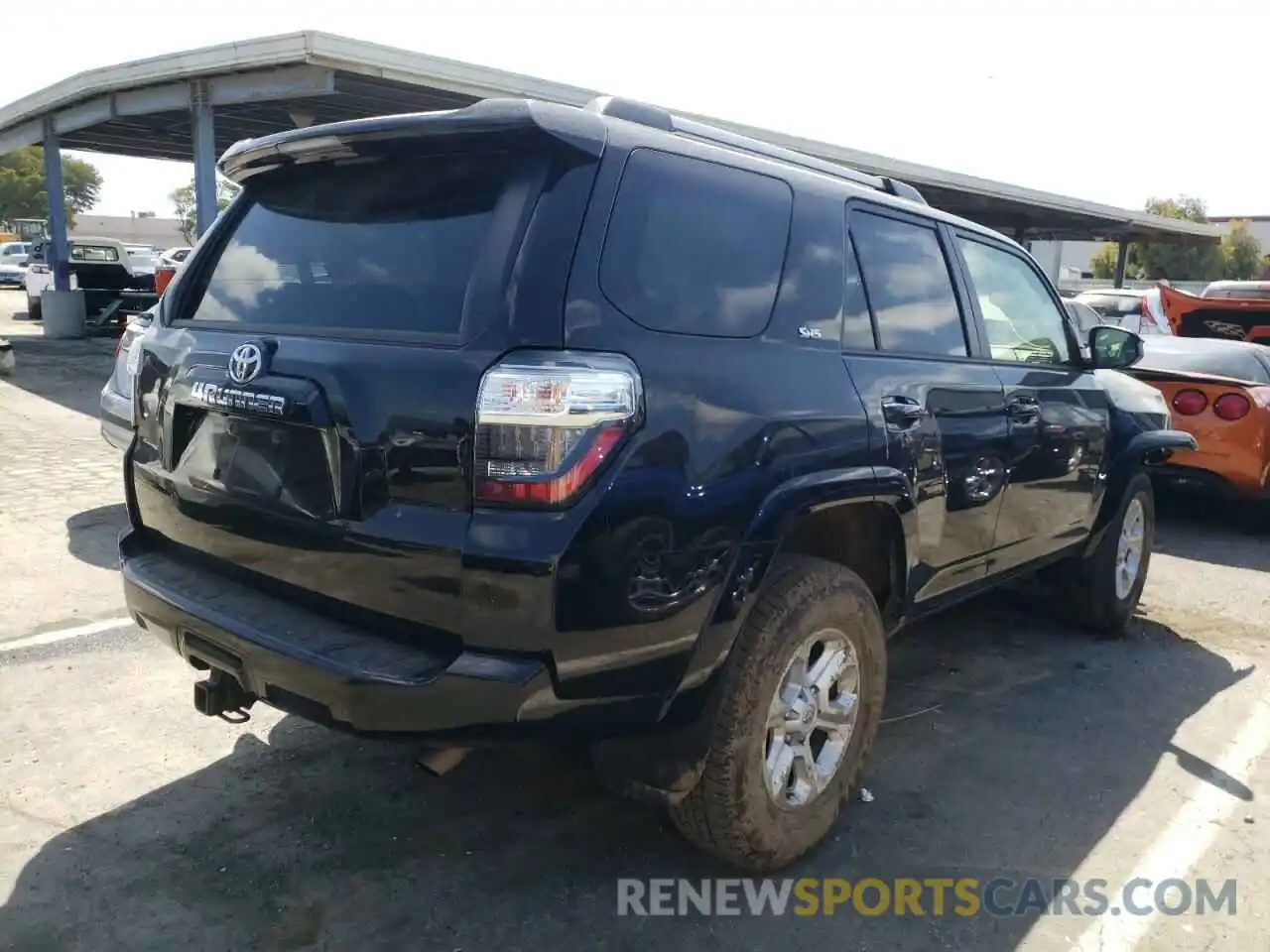 4 Photograph of a damaged car JTEEU5JR5N5252028 TOYOTA 4RUNNER 2022