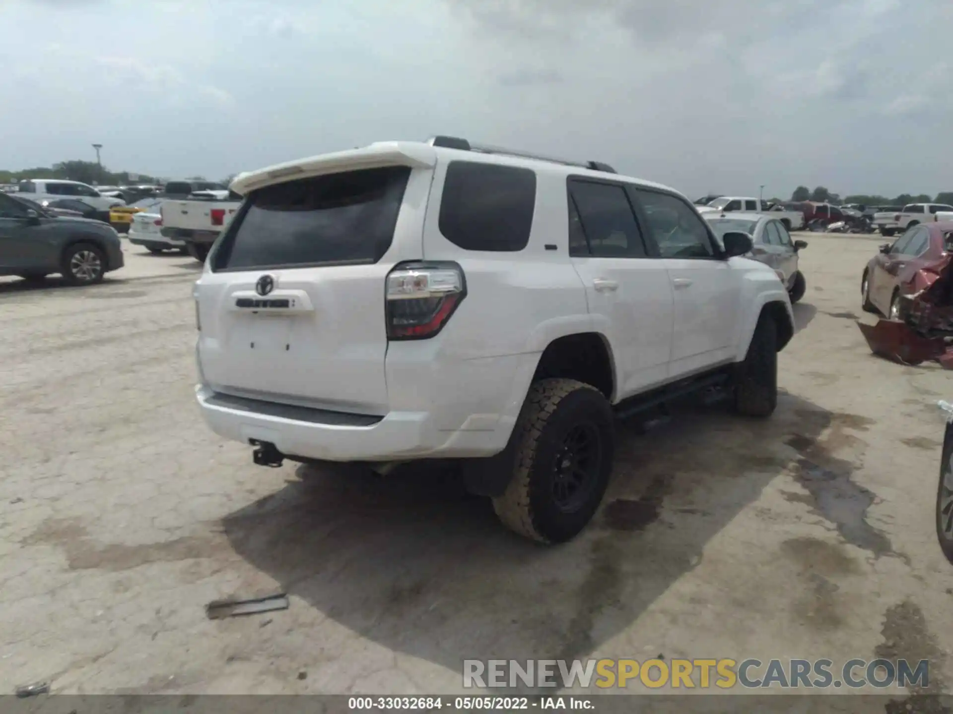 4 Photograph of a damaged car JTEEU5JR7N5254444 TOYOTA 4RUNNER 2022