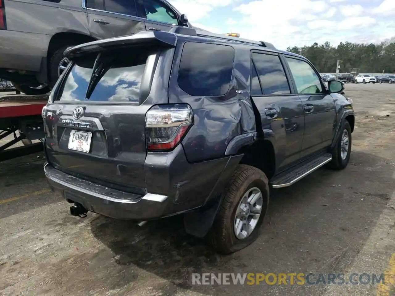 4 Photograph of a damaged car JTEFU5JRXN5261795 TOYOTA 4RUNNER 2022