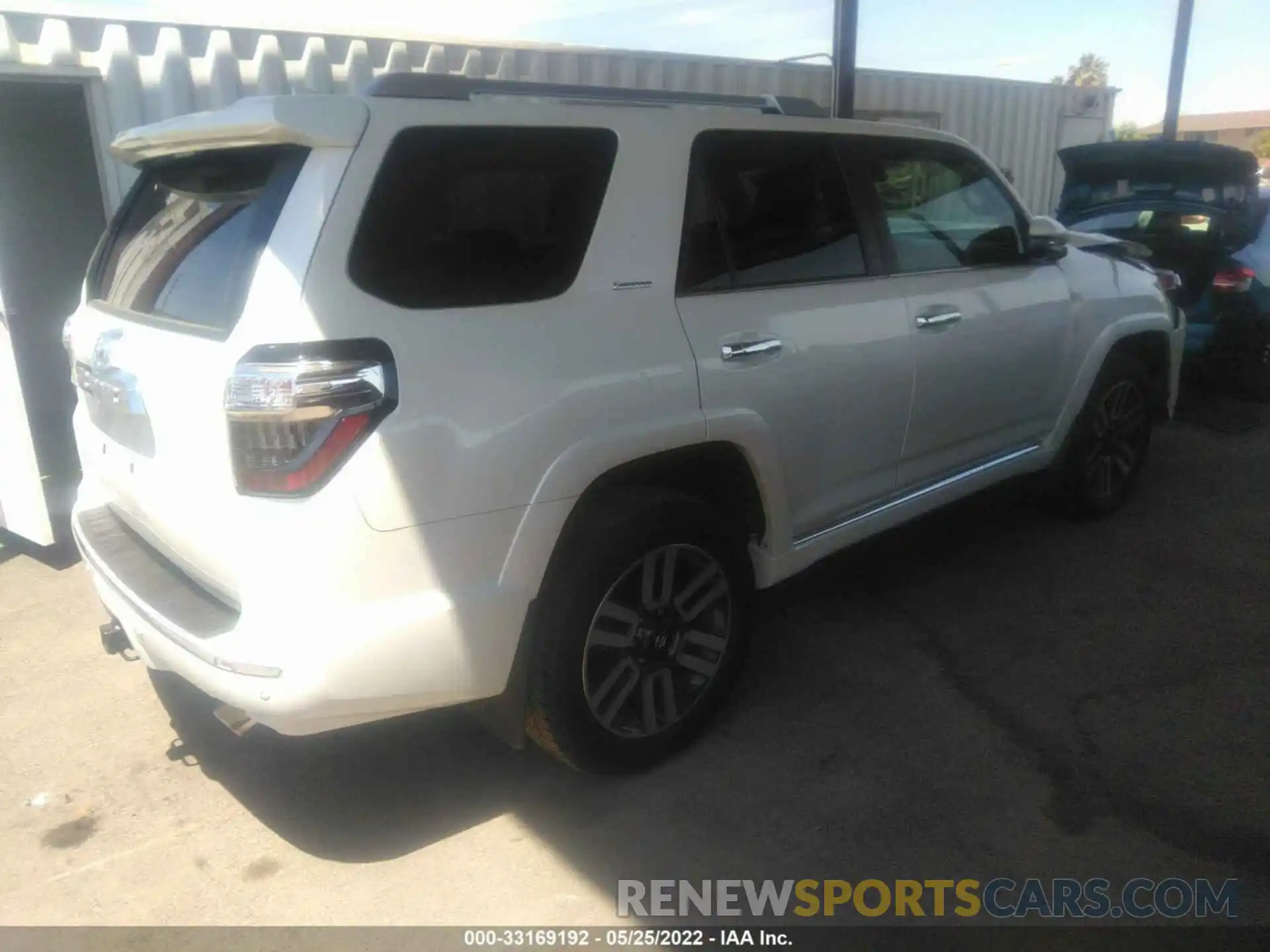 4 Photograph of a damaged car JTEKU5JR7N5986107 TOYOTA 4RUNNER 2022