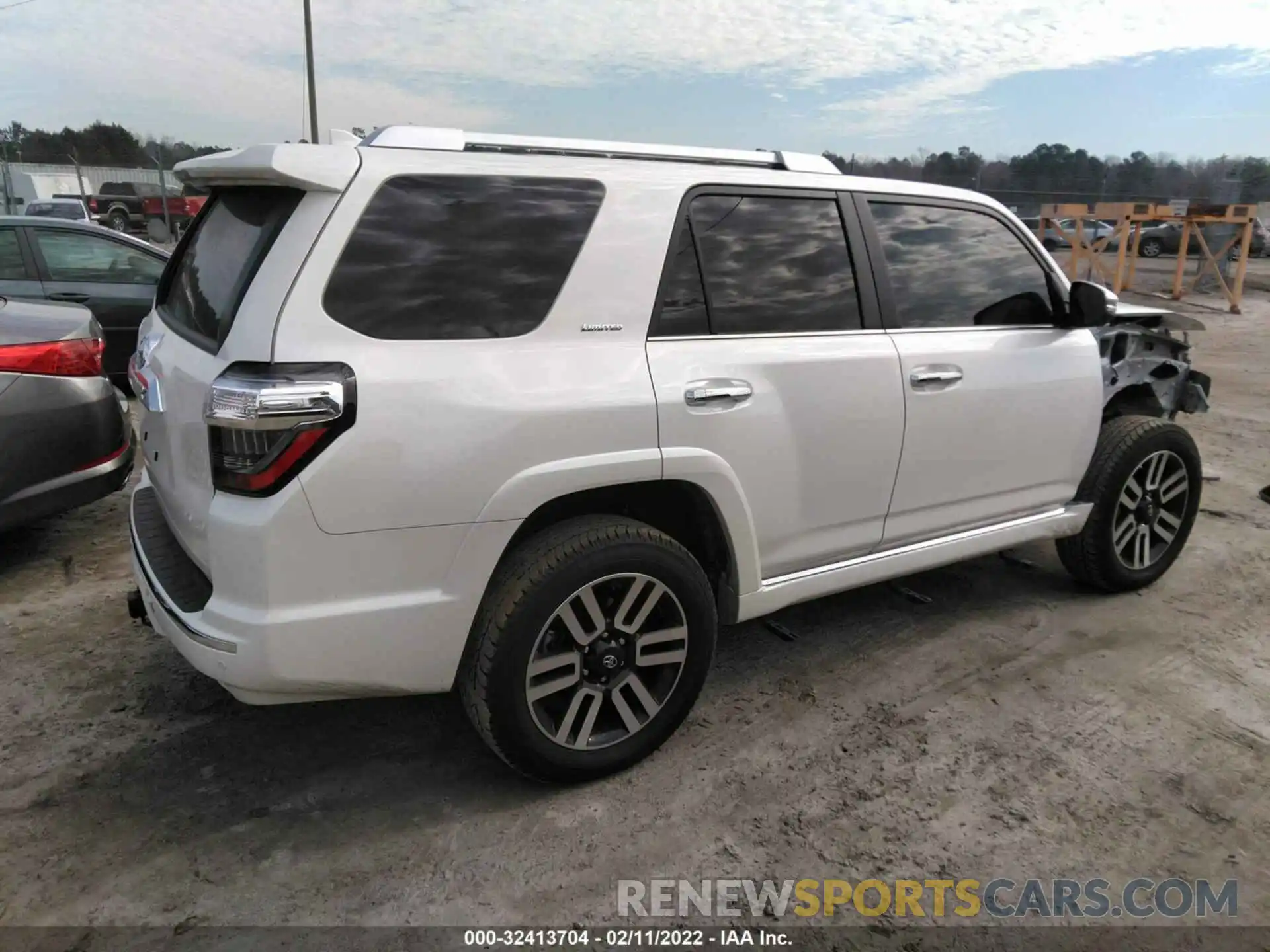 4 Photograph of a damaged car JTEKU5JR9N5992104 TOYOTA 4RUNNER 2022