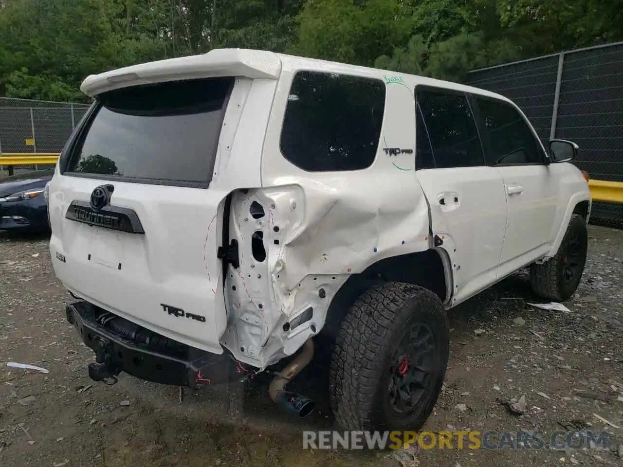 4 Photograph of a damaged car JTELU5JR2N5980882 TOYOTA 4RUNNER 2022