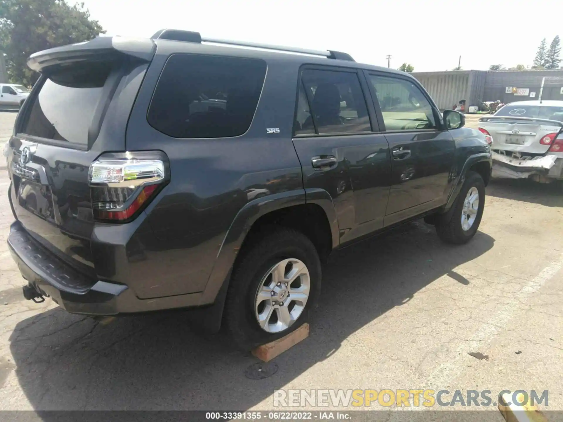 4 Фотография поврежденного автомобиля JTEMU5JR0N5975622 TOYOTA 4RUNNER 2022