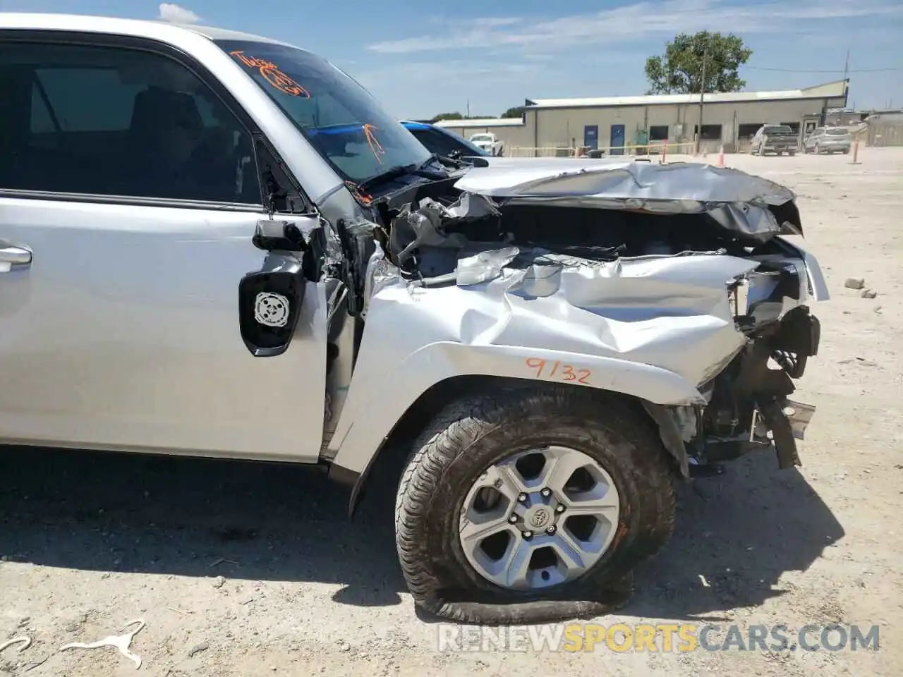 9 Photograph of a damaged car JTEMU5JR1N5972910 TOYOTA 4RUNNER 2022